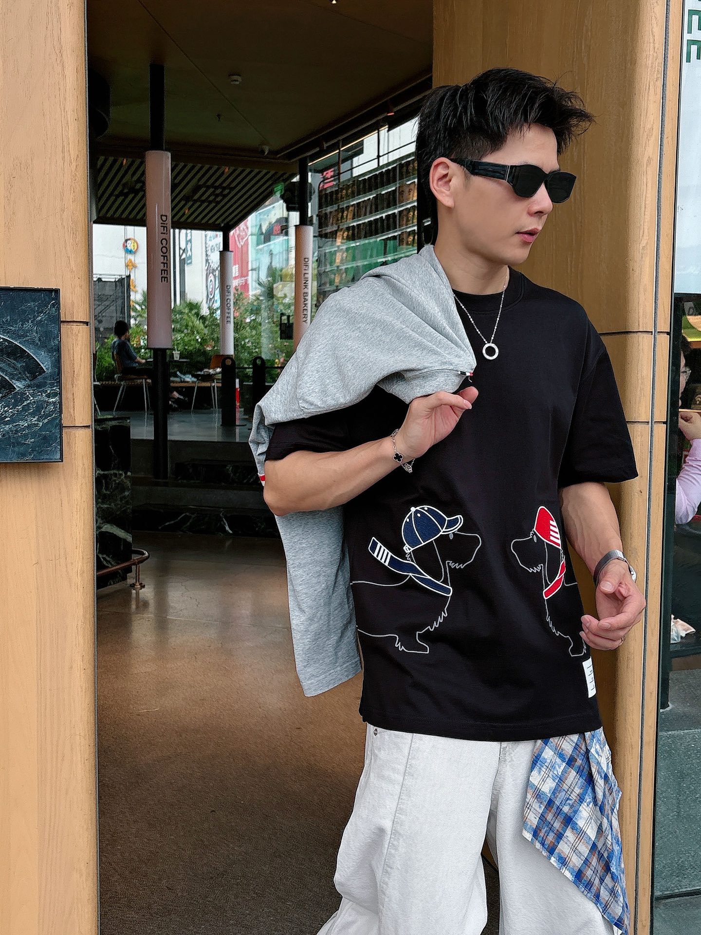 TB。春夏新款首发专柜最新款短袖圆领T恤 高端订制 设计前卫时尚！品牌logo重工艺设计 高端定制230