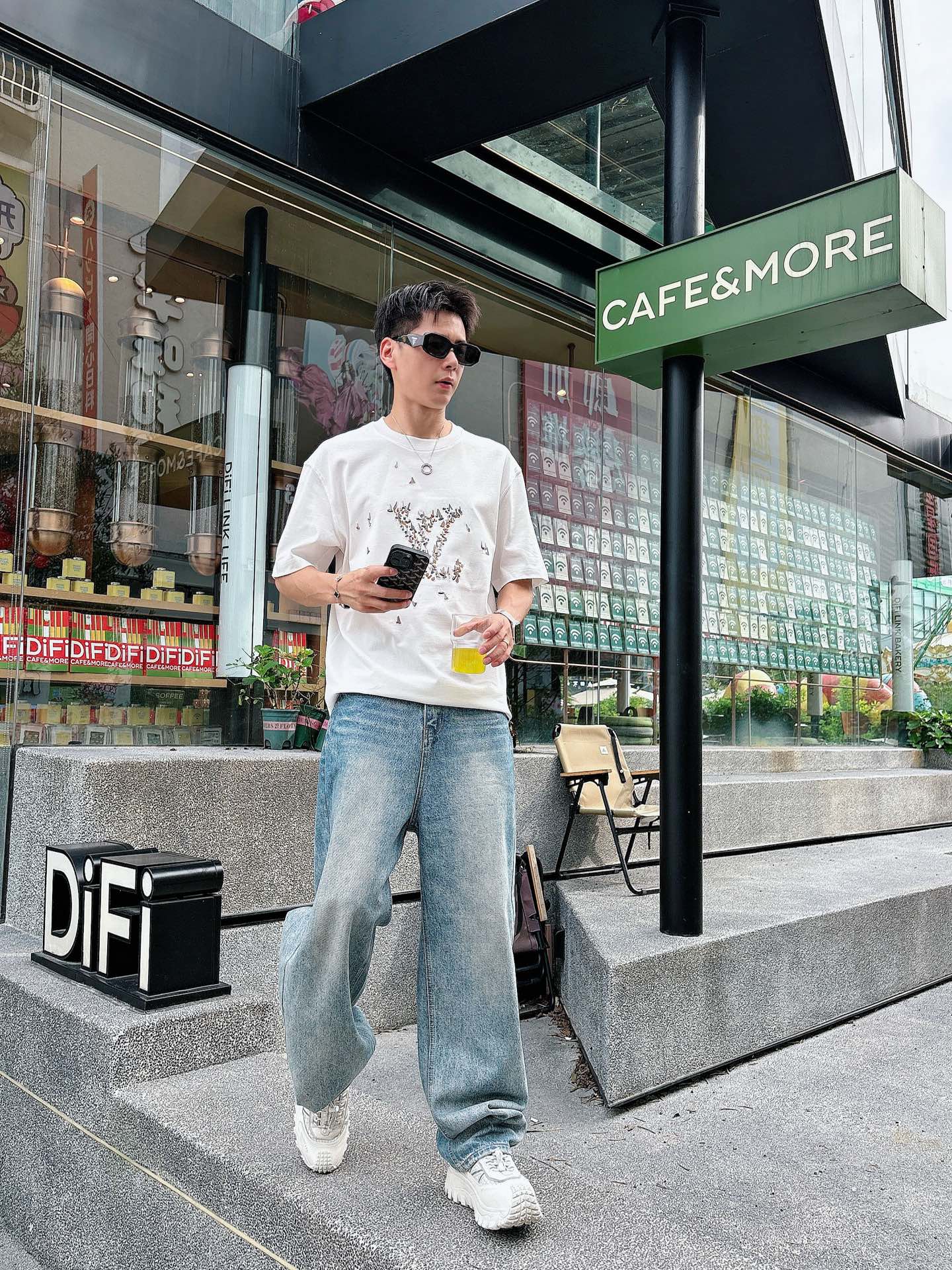  Lv 2025春夏新款首发专柜最新款短袖圆领T恤 高端订制 设计前卫时尚！品牌logo重工艺设计 高端