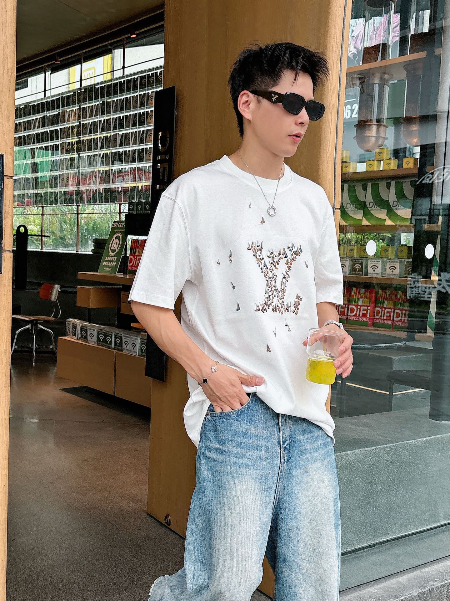  Lv 2025春夏新款首发专柜最新款短袖圆领T恤 高端订制 设计前卫时尚！品牌logo重工艺设计 高端