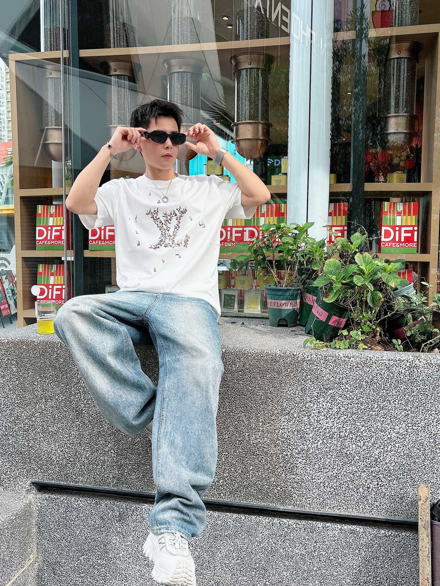  Lv 2025春夏新款首发专柜最新款短袖圆领T恤 高端订制 设计前卫时尚！品牌logo重工艺设计 高端