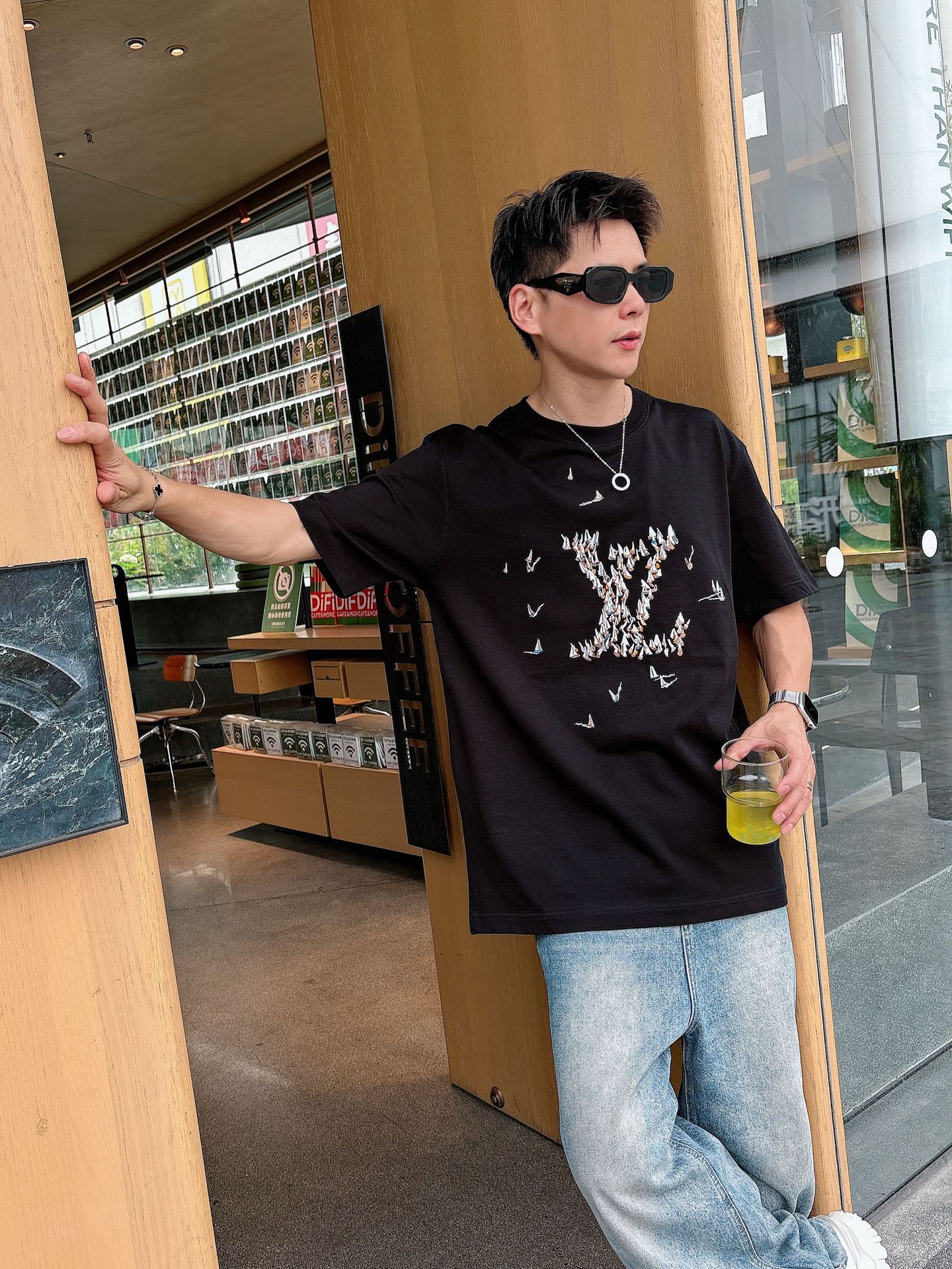  Lv 2025春夏新款首发专柜最新款短袖圆领T恤 高端订制 设计前卫时尚！品牌logo重工艺设计 高端