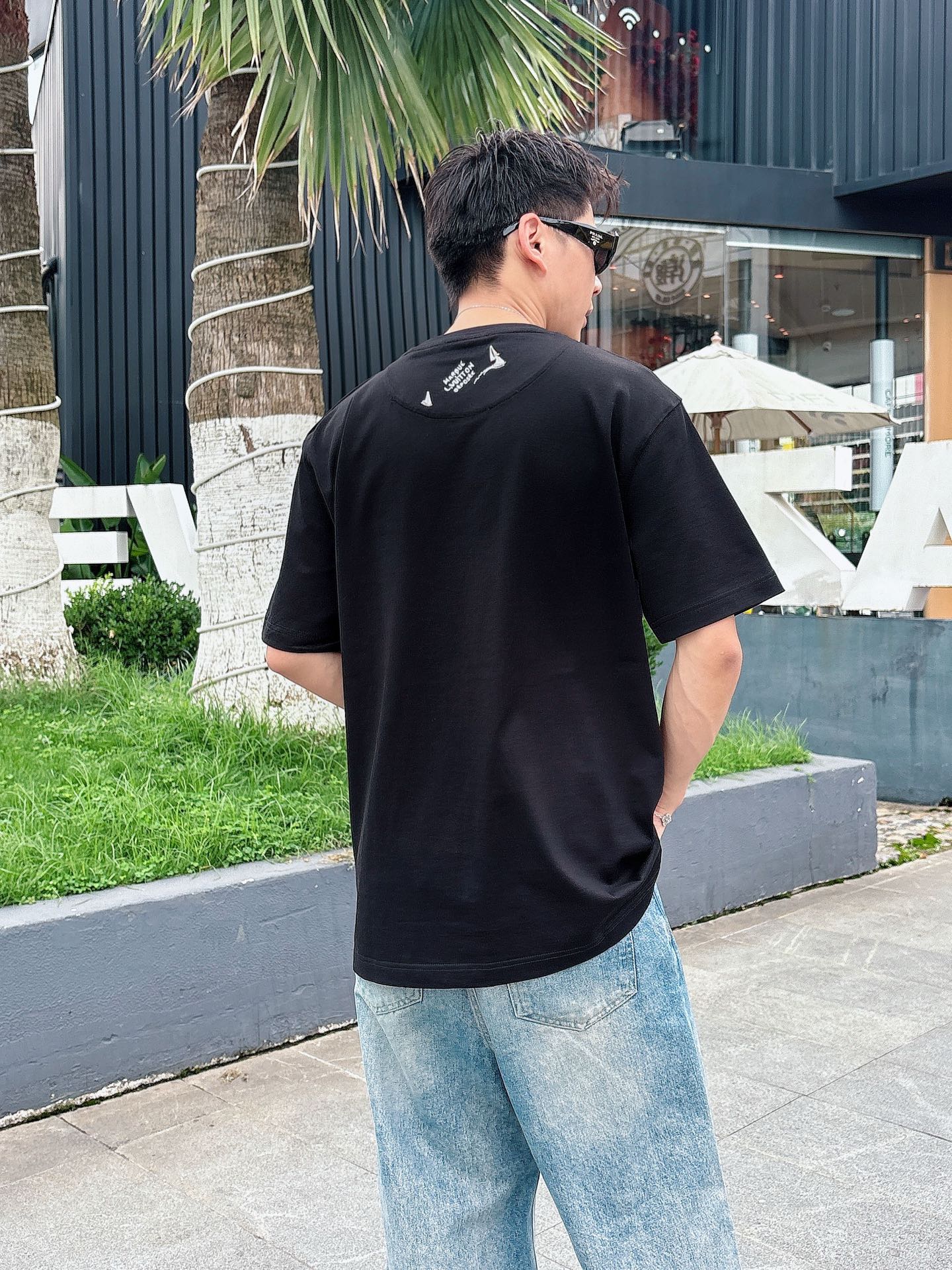  Lv 2025春夏新款首发专柜最新款短袖圆领T恤 高端订制 设计前卫时尚！品牌logo重工艺设计 高端