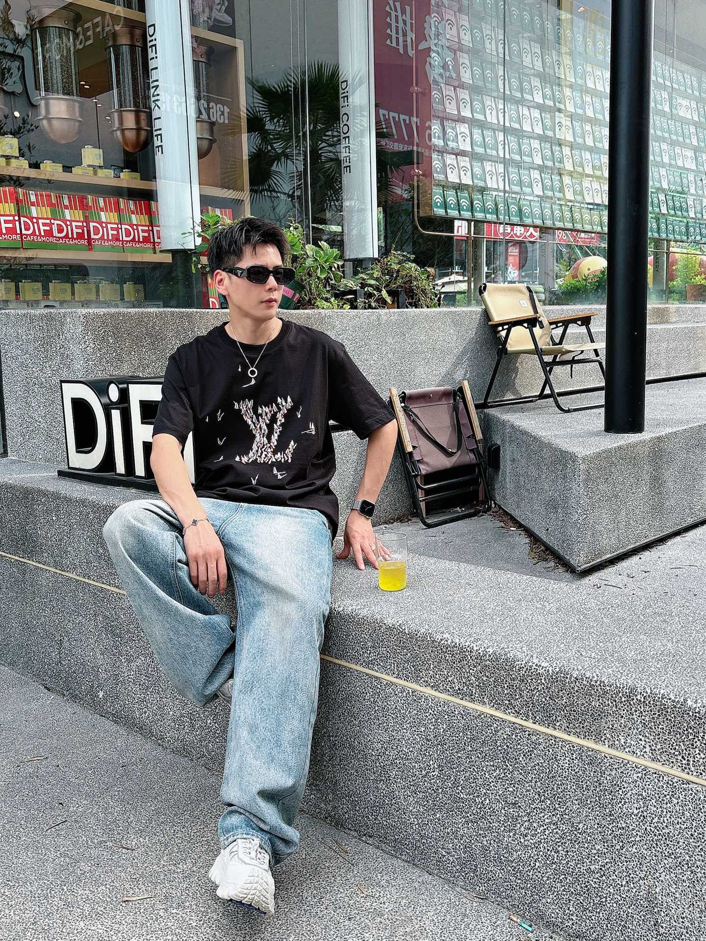  Lv 2025春夏新款首发专柜最新款短袖圆领T恤 高端订制 设计前卫时尚！品牌logo重工艺设计 高端