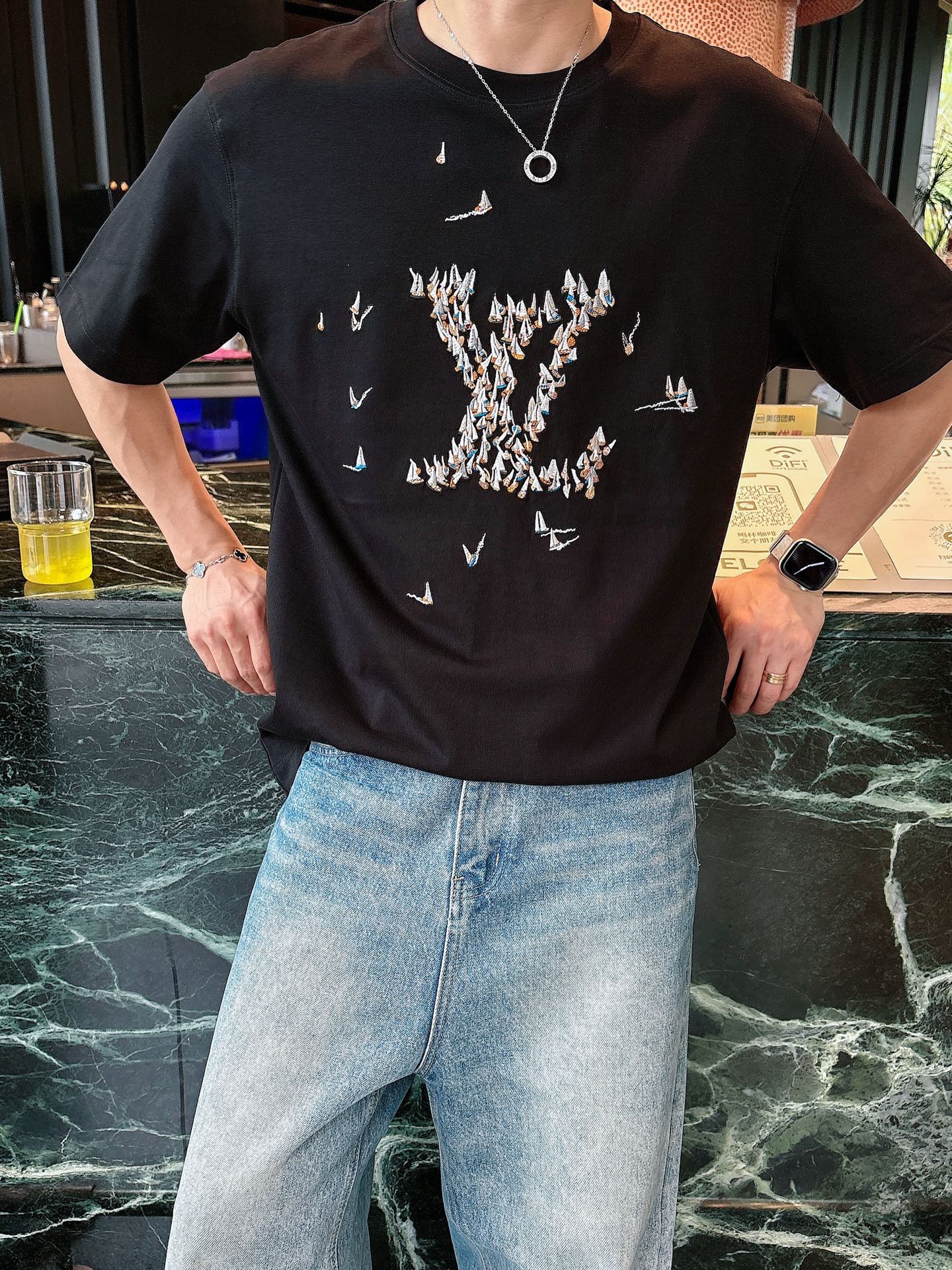  Lv 2025春夏新款首发专柜最新款短袖圆领T恤 高端订制 设计前卫时尚！品牌logo重工艺设计 高端