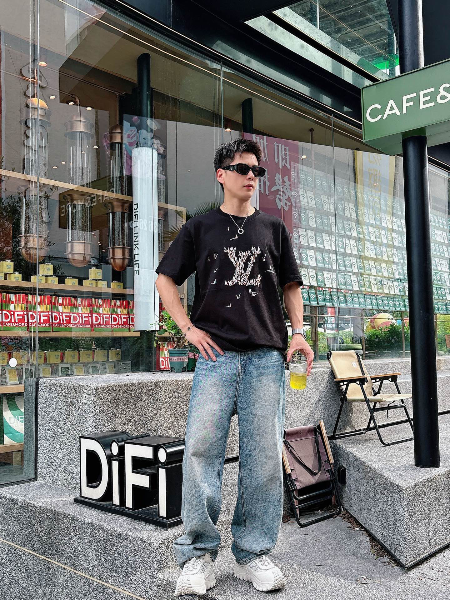  Lv 2025春夏新款首发专柜最新款短袖圆领T恤 高端订制 设计前卫时尚！品牌logo重工艺设计 高端