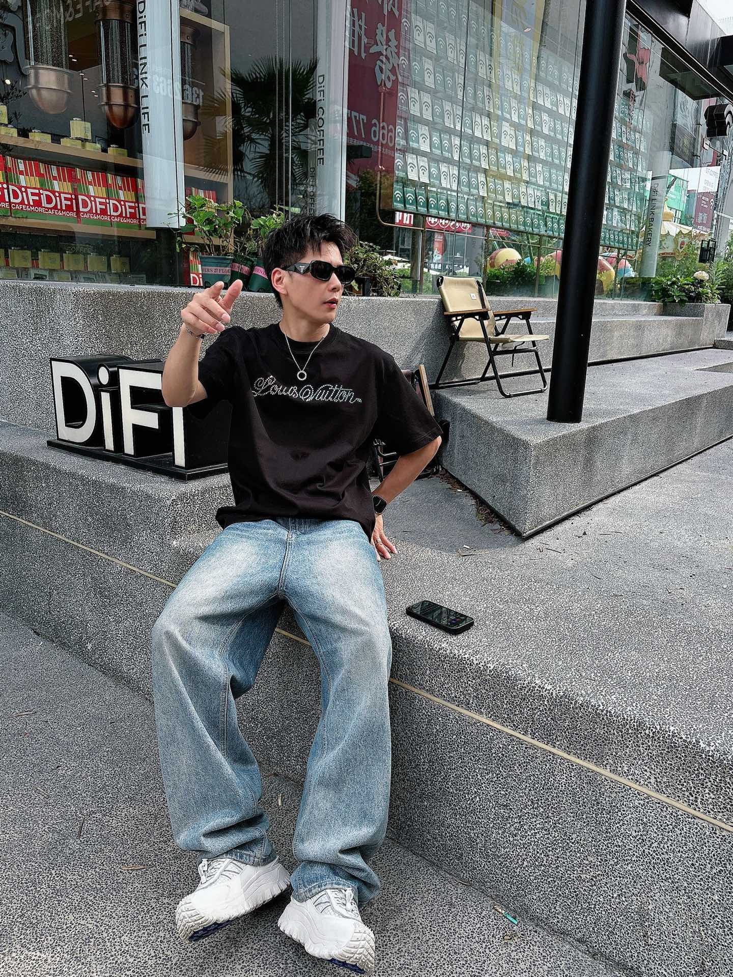  Lv 2025春夏新款首发专柜最新款短袖圆领T恤 高端订制 设计前卫时尚！品牌logo重工艺设计 高端