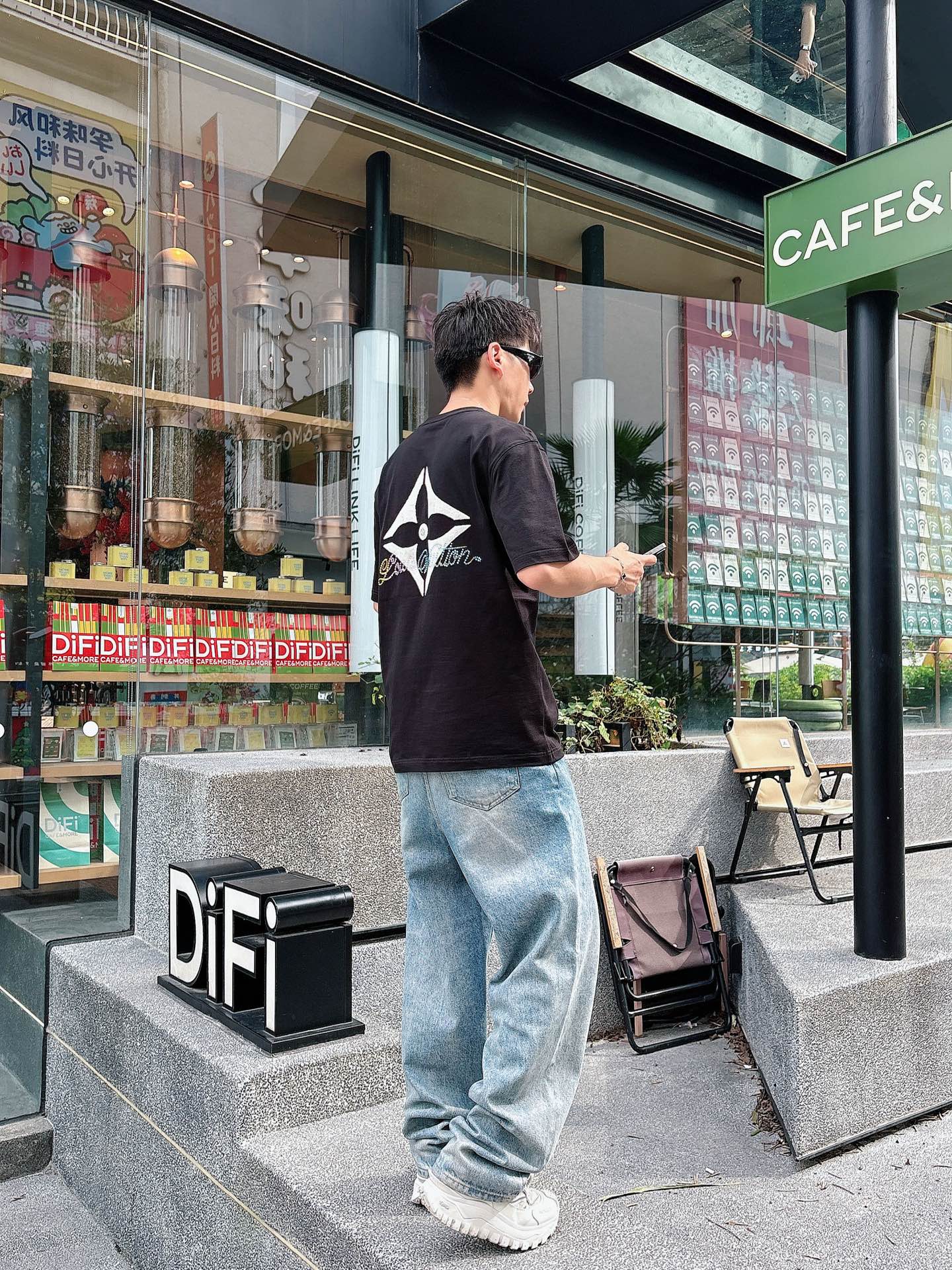  Lv 2025春夏新款首发专柜最新款短袖圆领T恤 高端订制 设计前卫时尚！品牌logo重工艺设计 高端