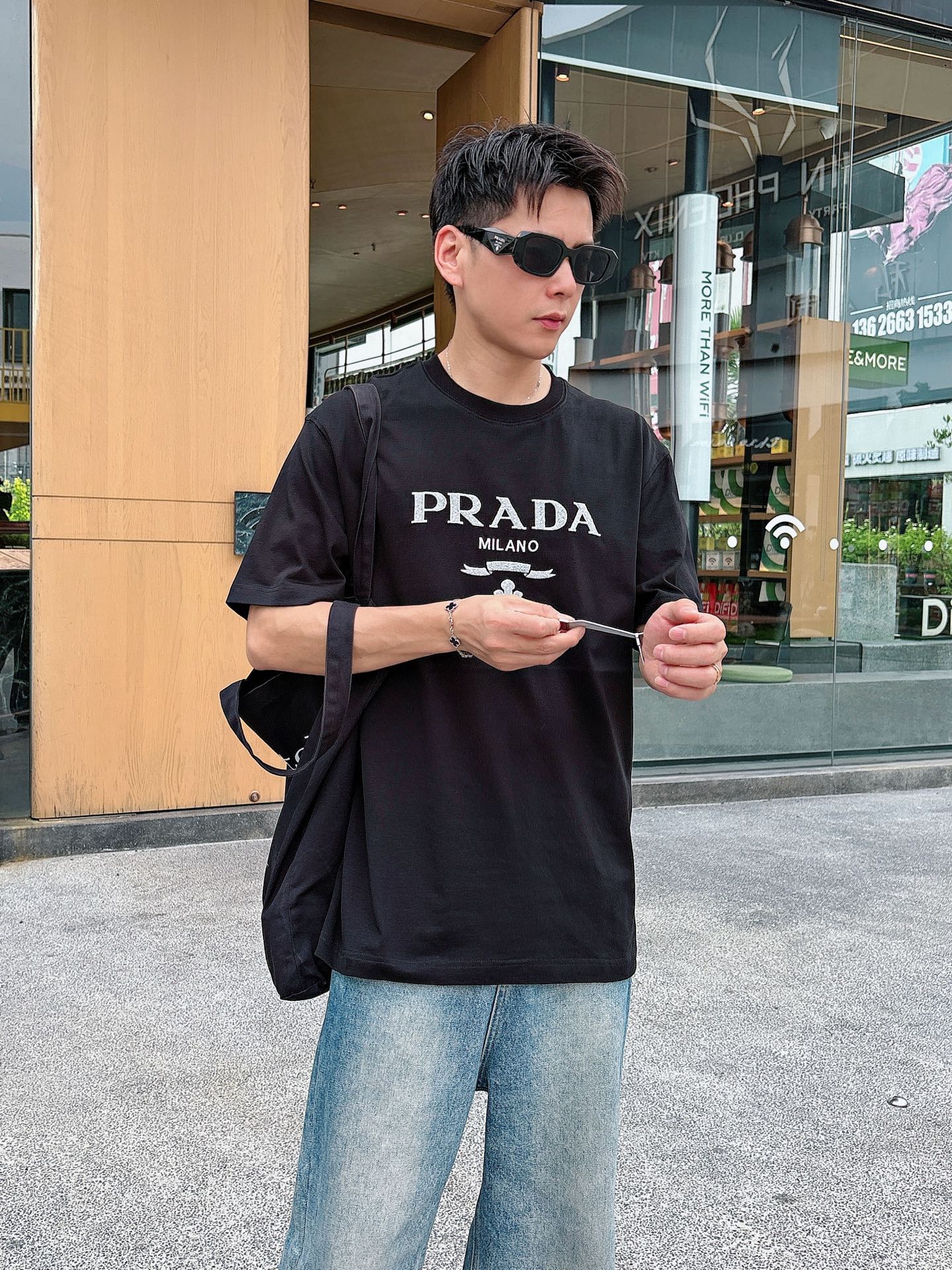  普拉达 2025春夏新款首发专柜最新款短袖圆领T恤 高端订制 设计前卫时尚！品牌logo重工艺设计 高