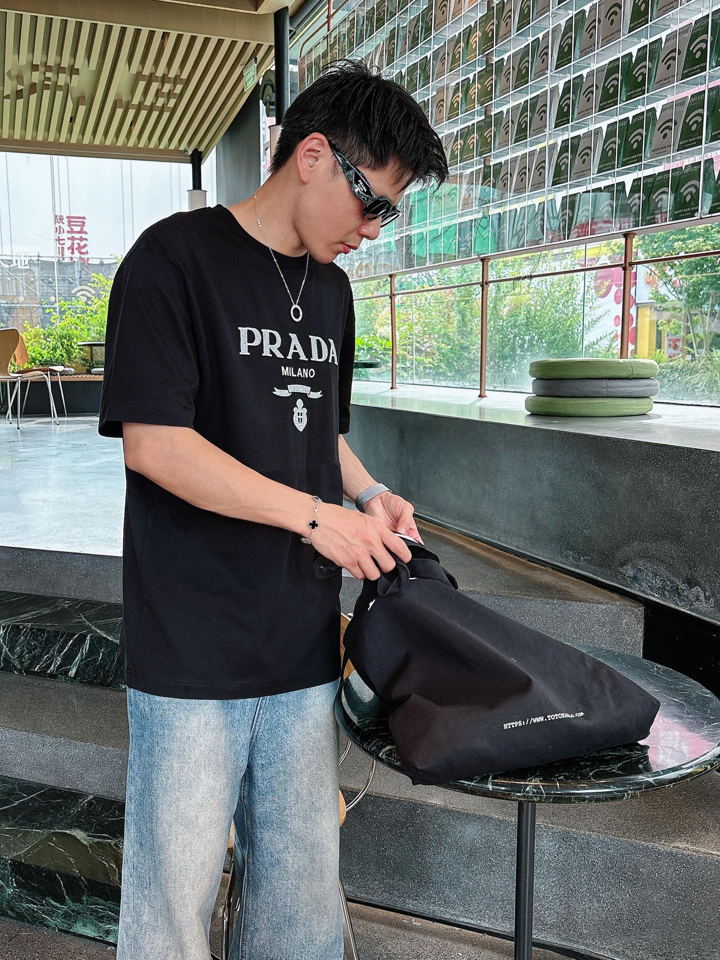  普拉达 2025春夏新款首发专柜最新款短袖圆领T恤 高端订制 设计前卫时尚！品牌logo重工艺设计 高