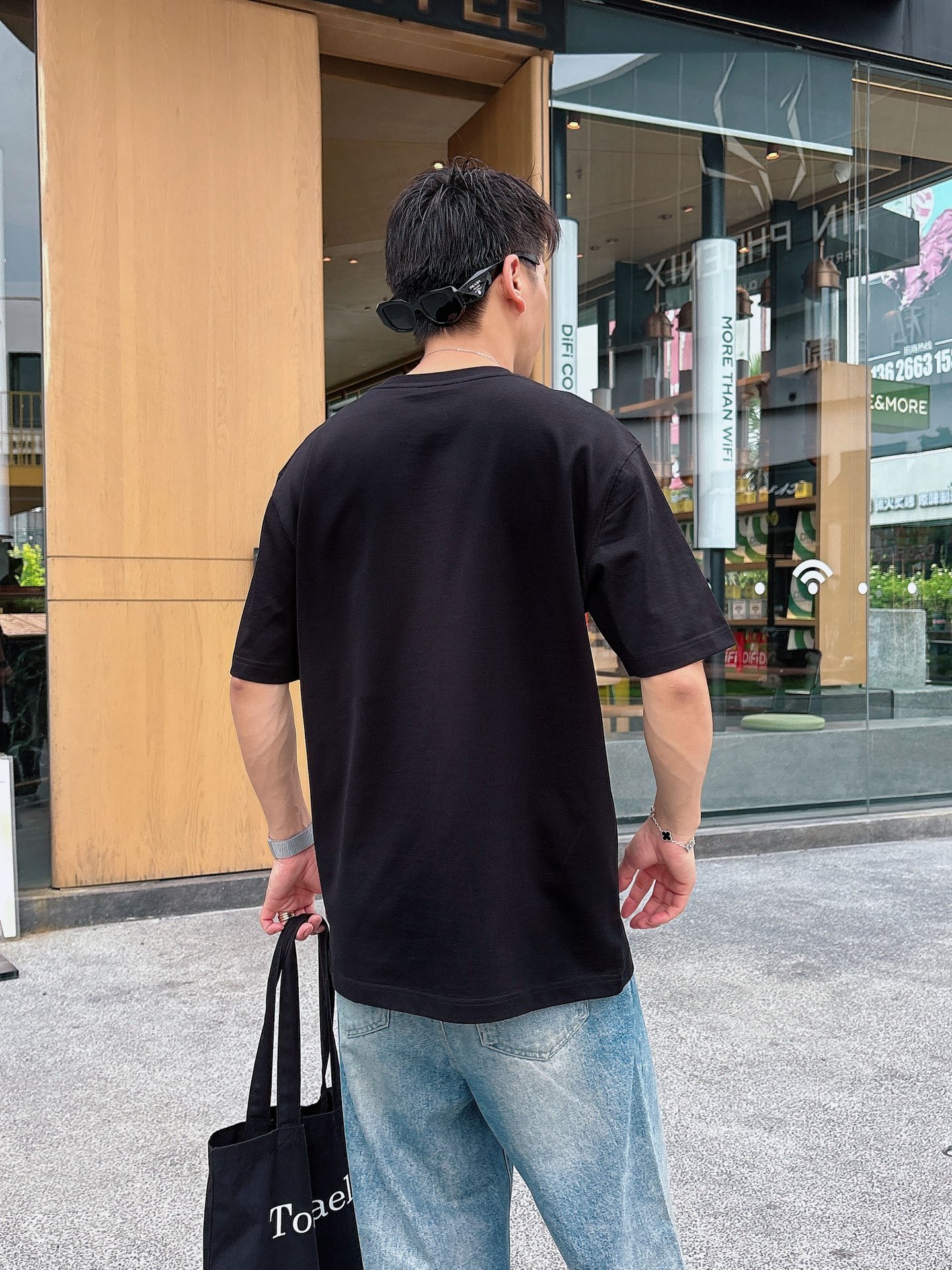  普拉达 2025春夏新款首发专柜最新款短袖圆领T恤 高端订制 设计前卫时尚！品牌logo重工艺设计 高