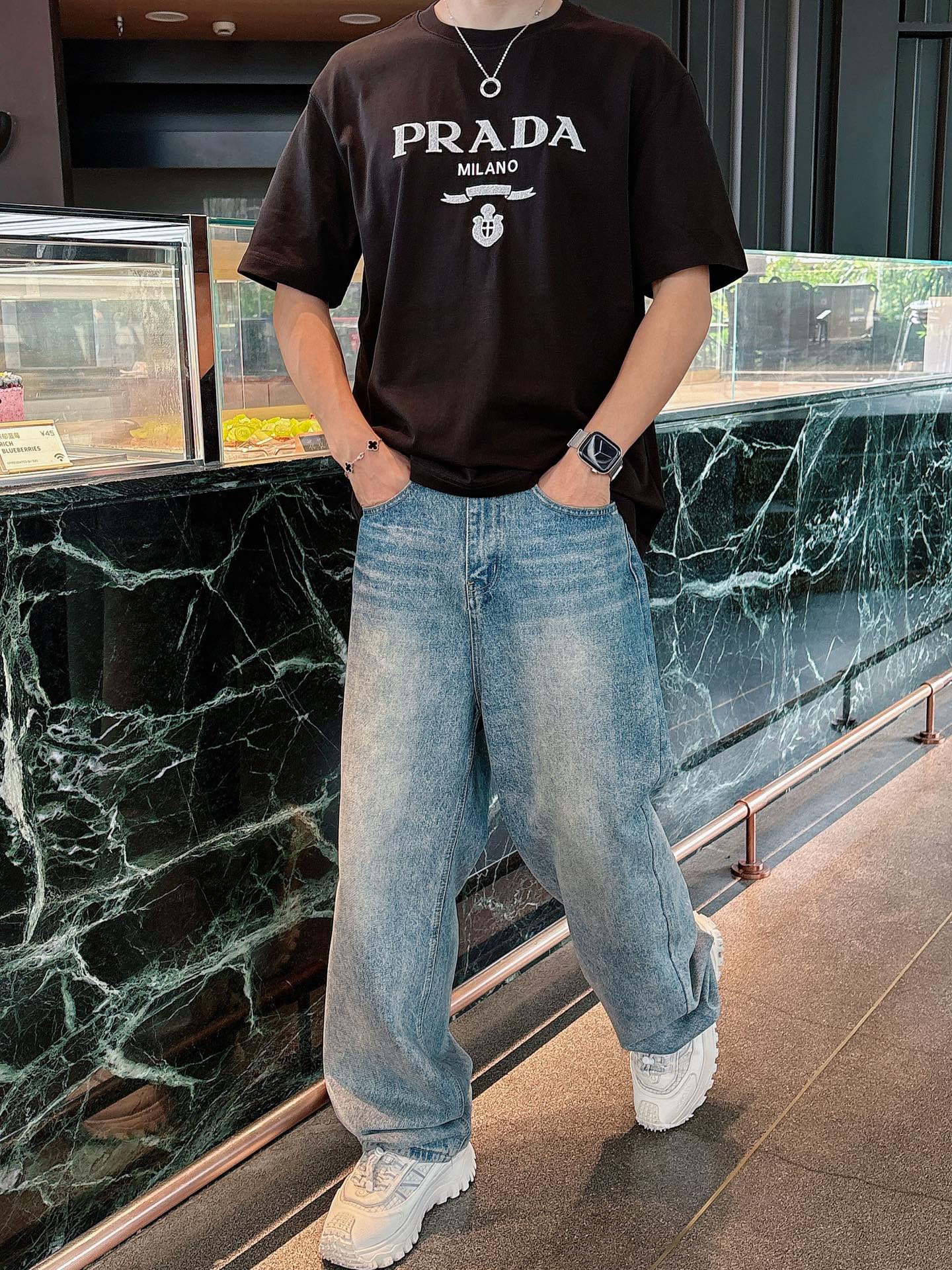  普拉达 2025春夏新款首发专柜最新款短袖圆领T恤 高端订制 设计前卫时尚！品牌logo重工艺设计 高