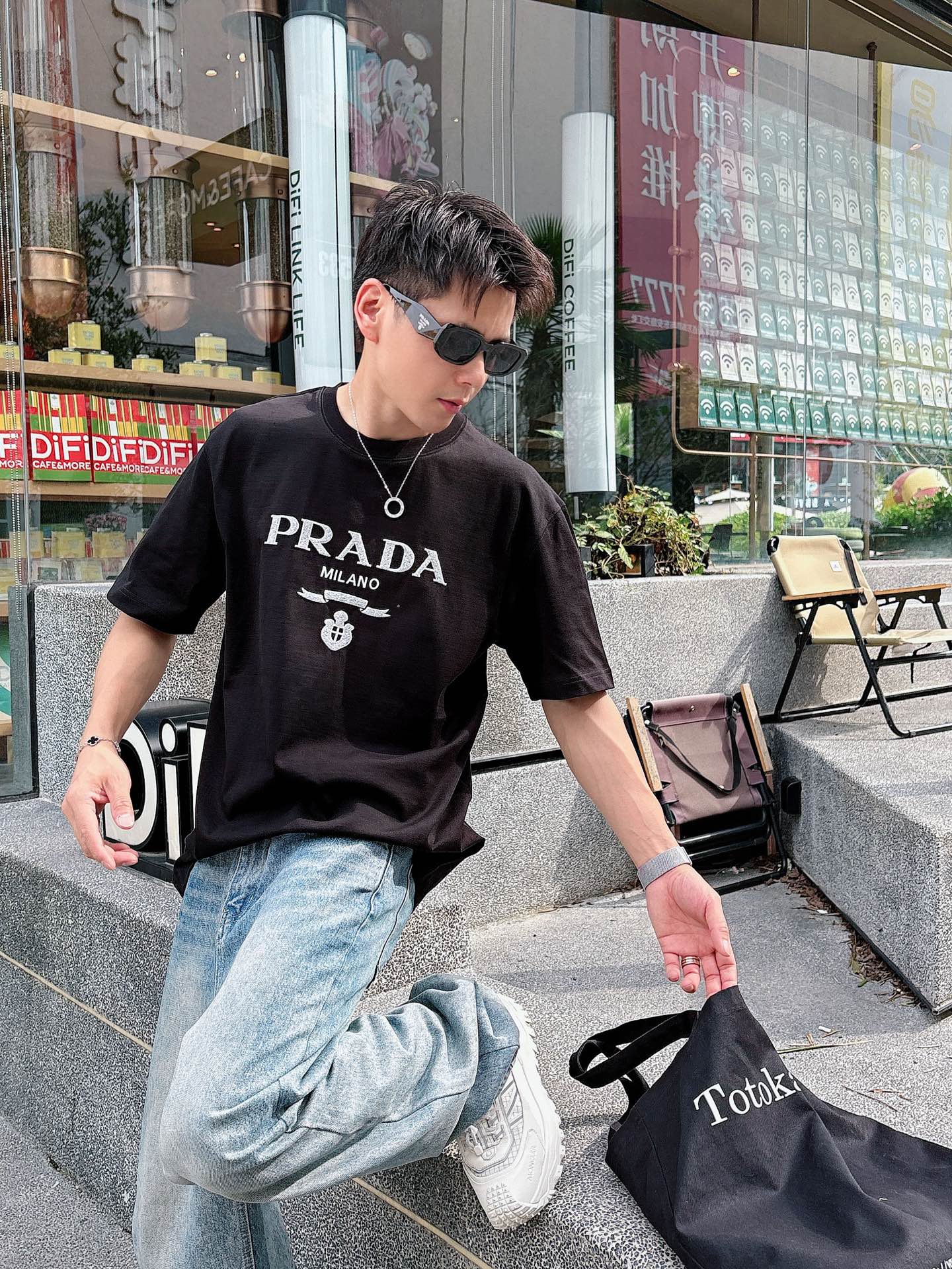  普拉达 2025春夏新款首发专柜最新款短袖圆领T恤 高端订制 设计前卫时尚！品牌logo重工艺设计 高