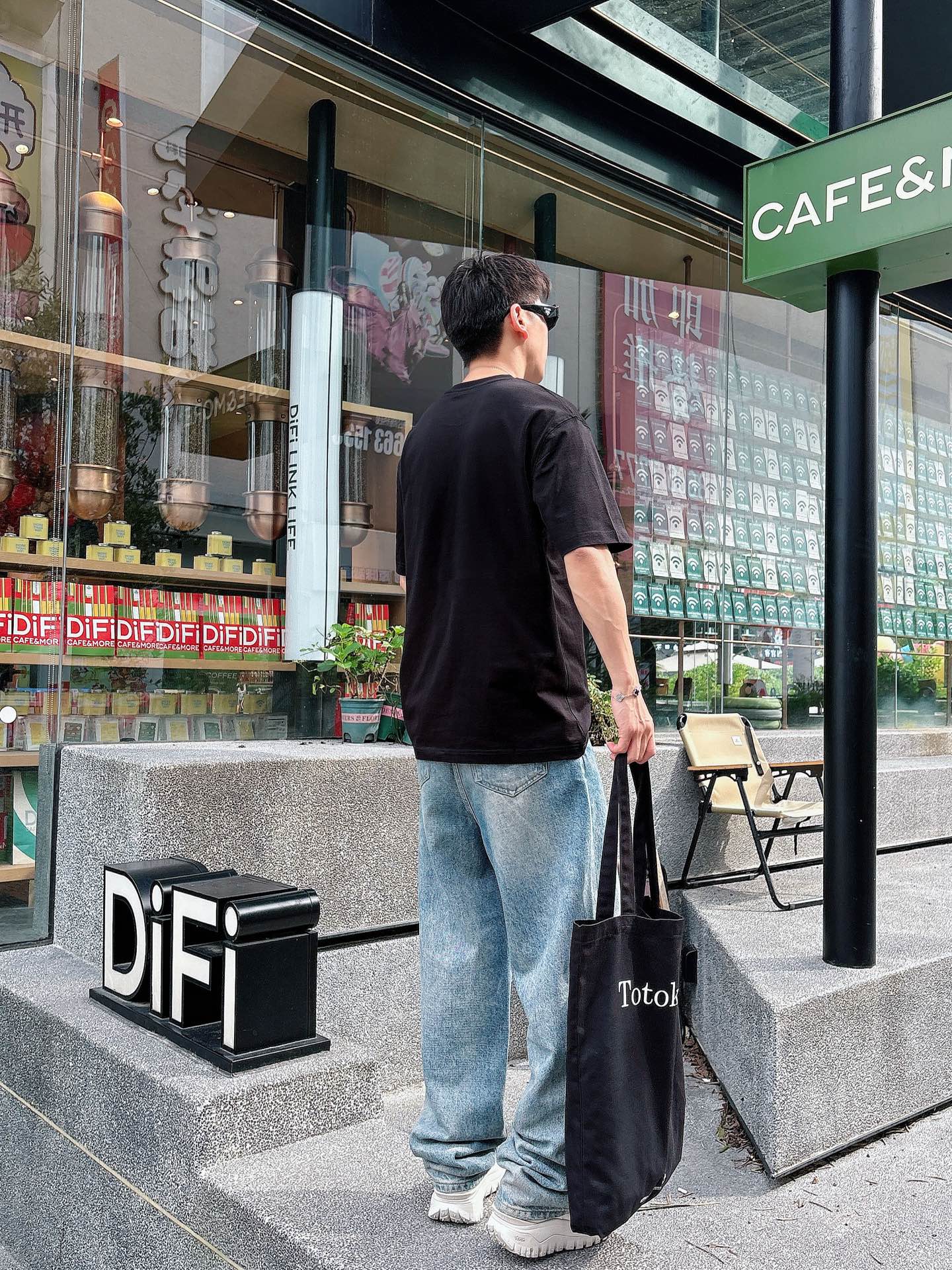  普拉达 2025春夏新款首发专柜最新款短袖圆领T恤 高端订制 设计前卫时尚！品牌logo重工艺设计 高