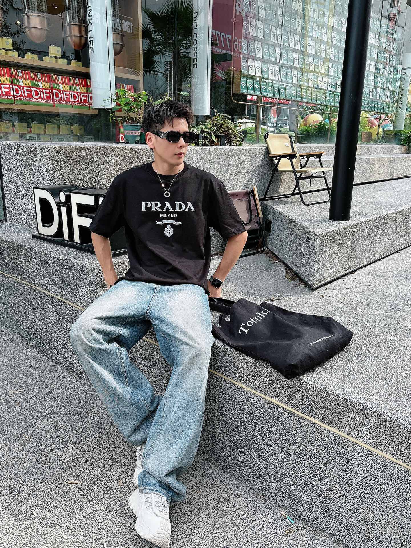  普拉达 2025春夏新款首发专柜最新款短袖圆领T恤 高端订制 设计前卫时尚！品牌logo重工艺设计 高