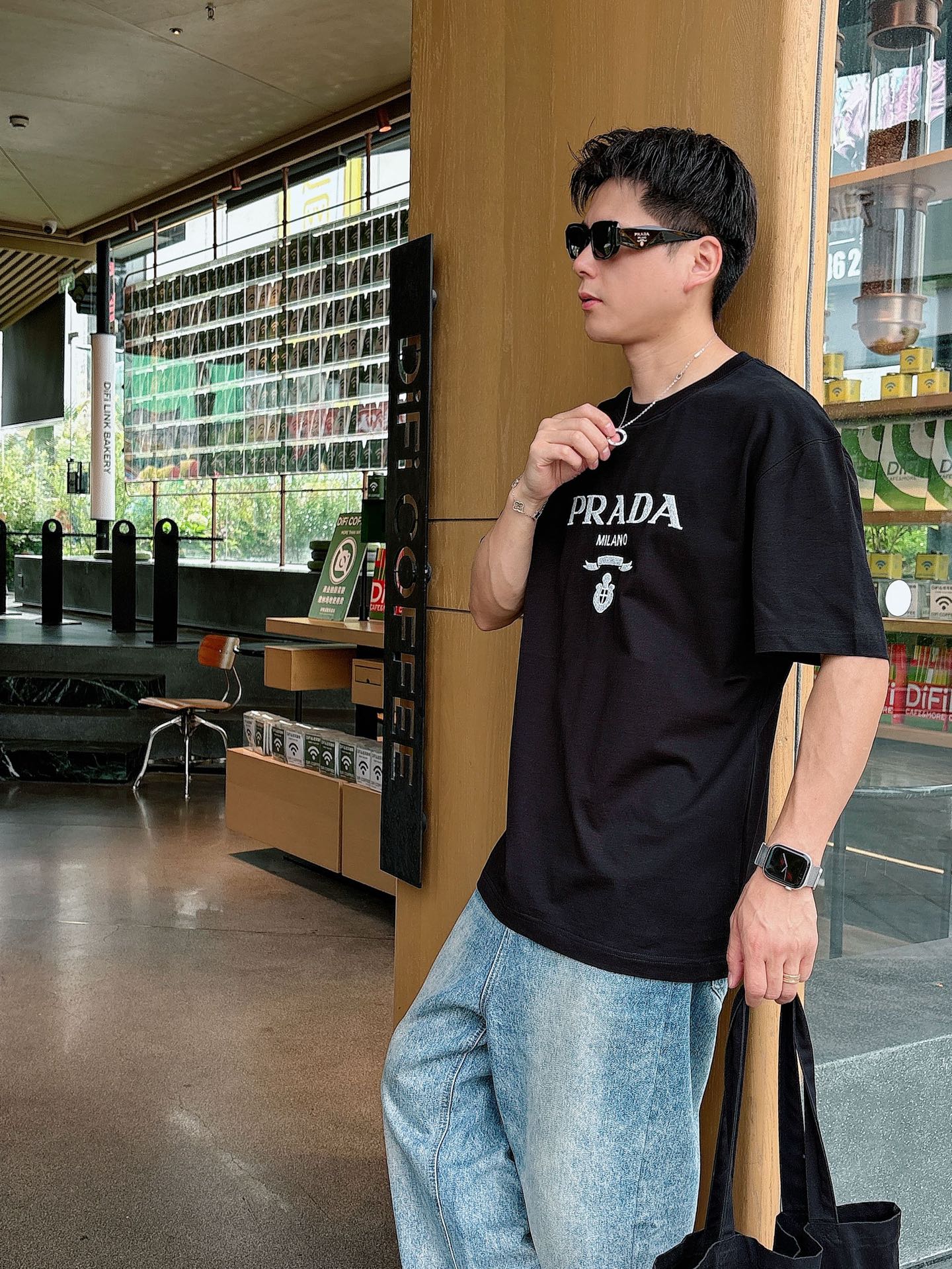  普拉达 2025春夏新款首发专柜最新款短袖圆领T恤 高端订制 设计前卫时尚！品牌logo重工艺设计 高