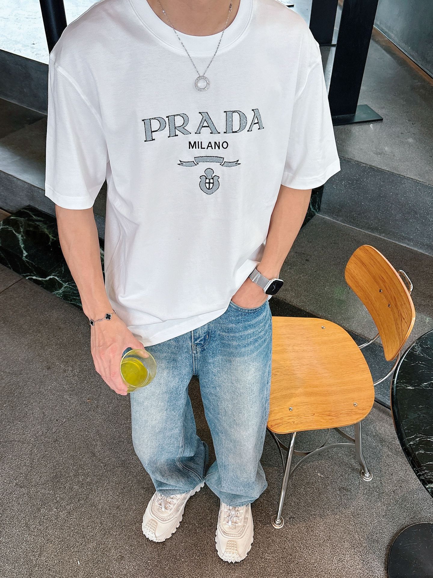  普拉达 2025春夏新款首发专柜最新款短袖圆领T恤 高端订制 设计前卫时尚！品牌logo重工艺设计 高