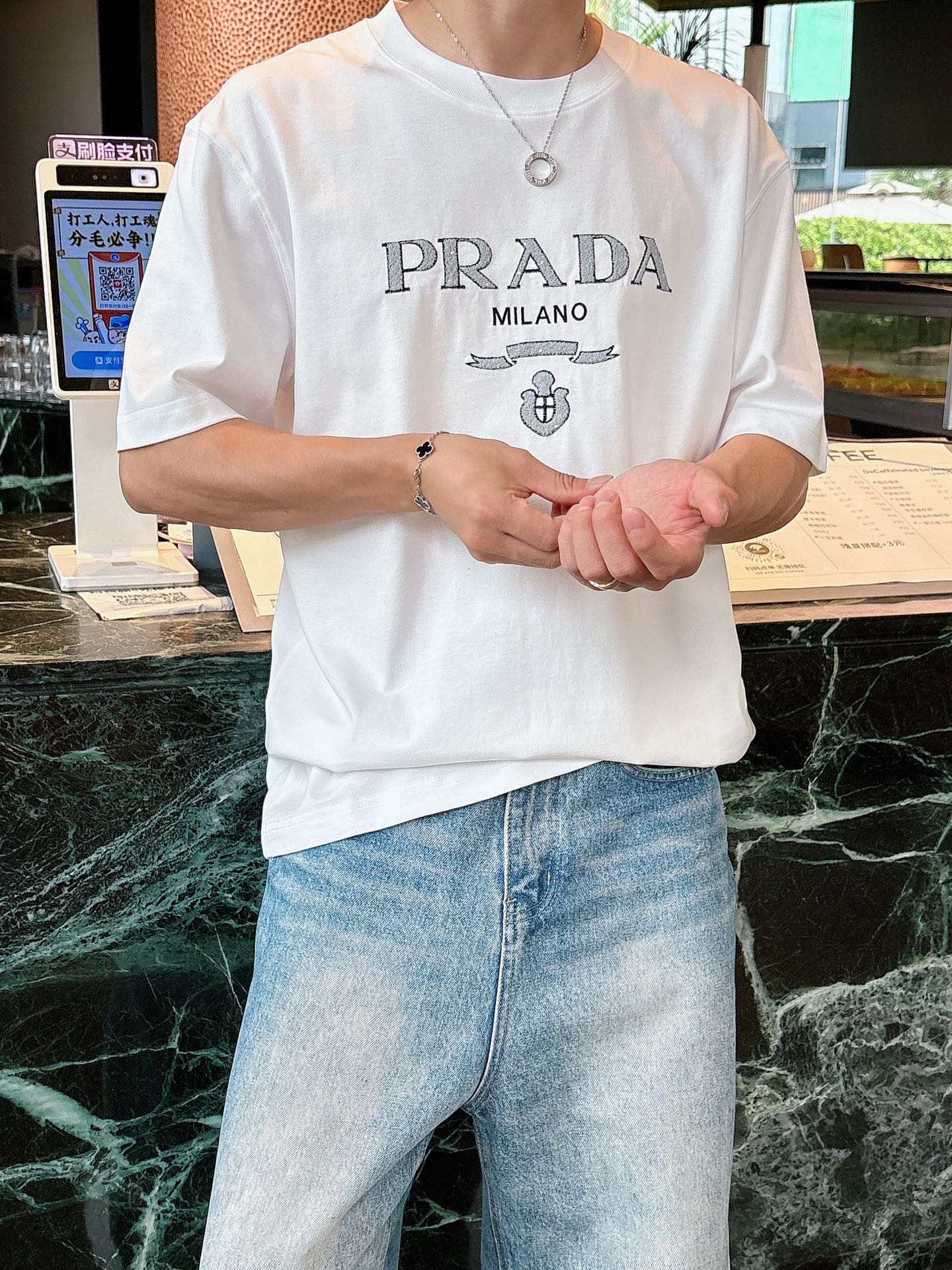  普拉达 2025春夏新款首发专柜最新款短袖圆领T恤 高端订制 设计前卫时尚！品牌logo重工艺设计 高