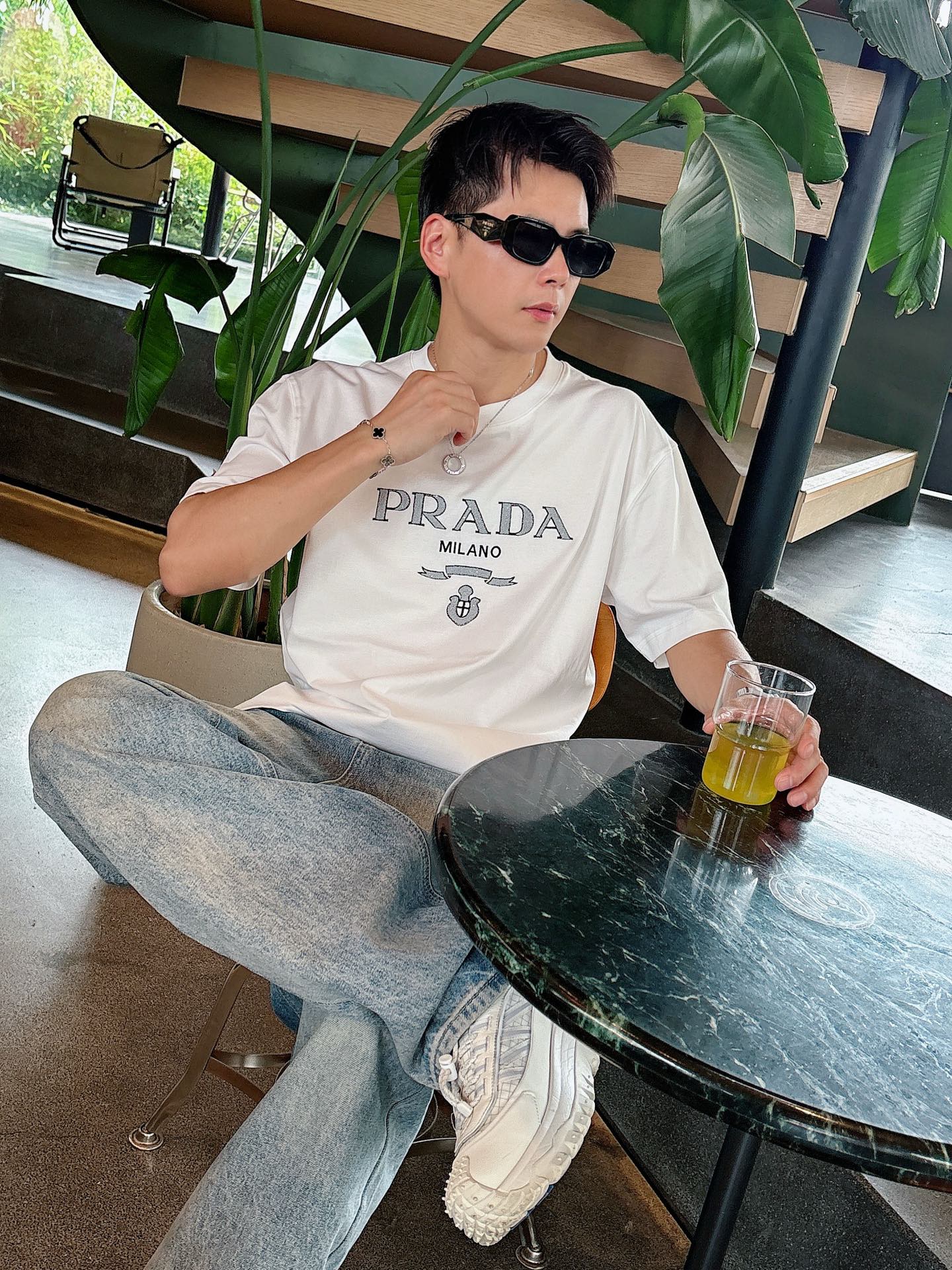  普拉达 2025春夏新款首发专柜最新款短袖圆领T恤 高端订制 设计前卫时尚！品牌logo重工艺设计 高