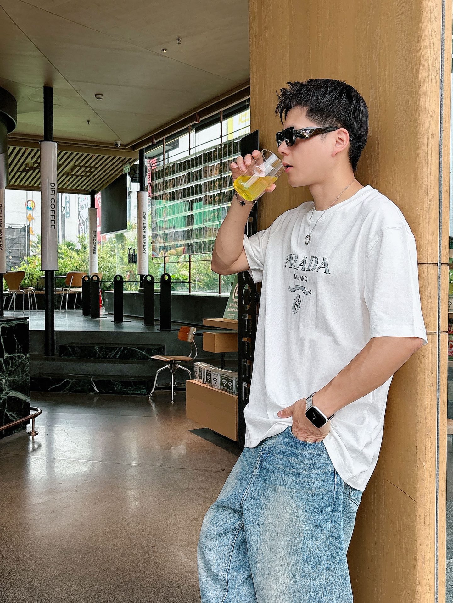  普拉达 2025春夏新款首发专柜最新款短袖圆领T恤 高端订制 设计前卫时尚！品牌logo重工艺设计 高