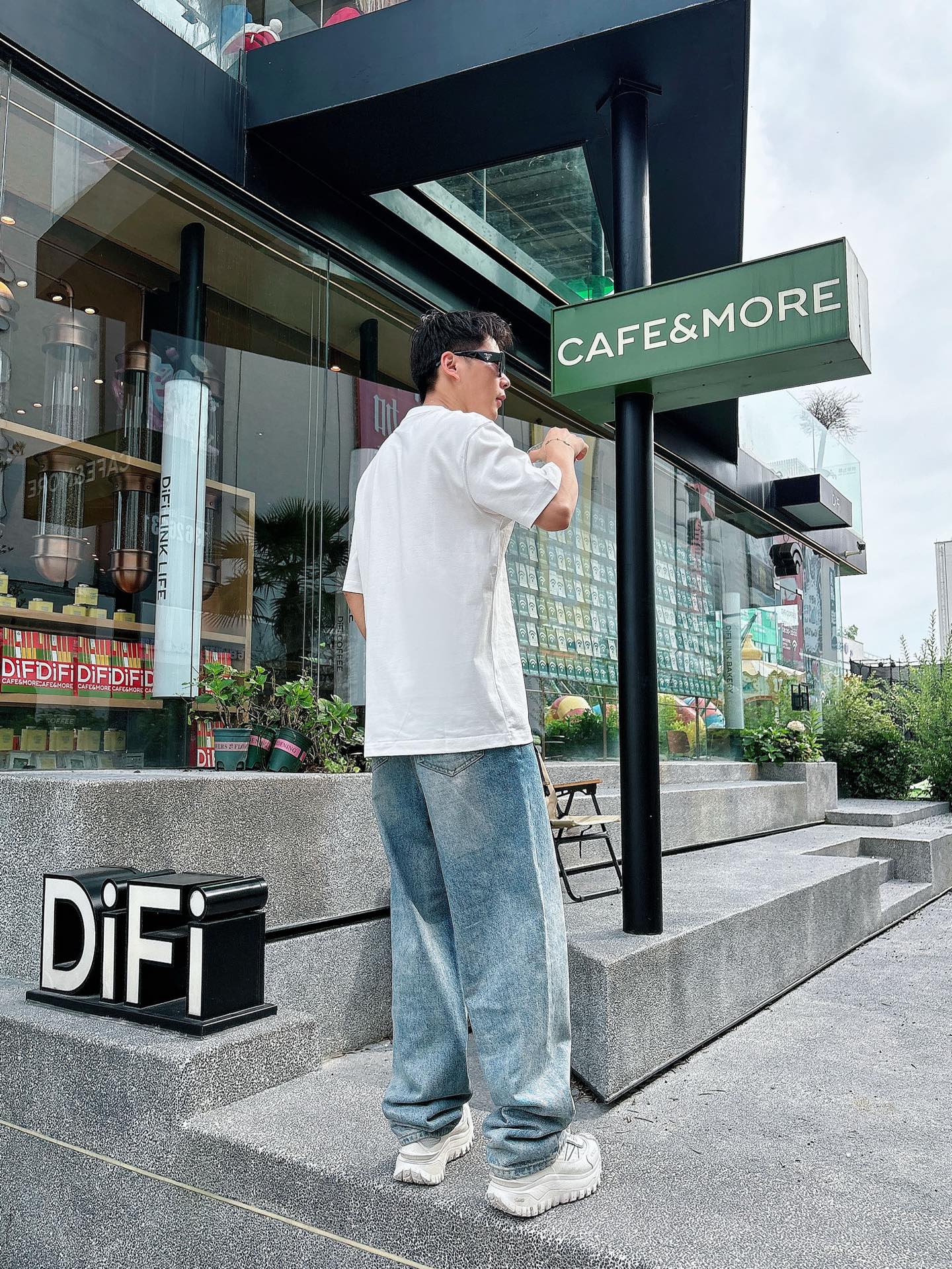  普拉达 2025春夏新款首发专柜最新款短袖圆领T恤 高端订制 设计前卫时尚！品牌logo重工艺设计 高