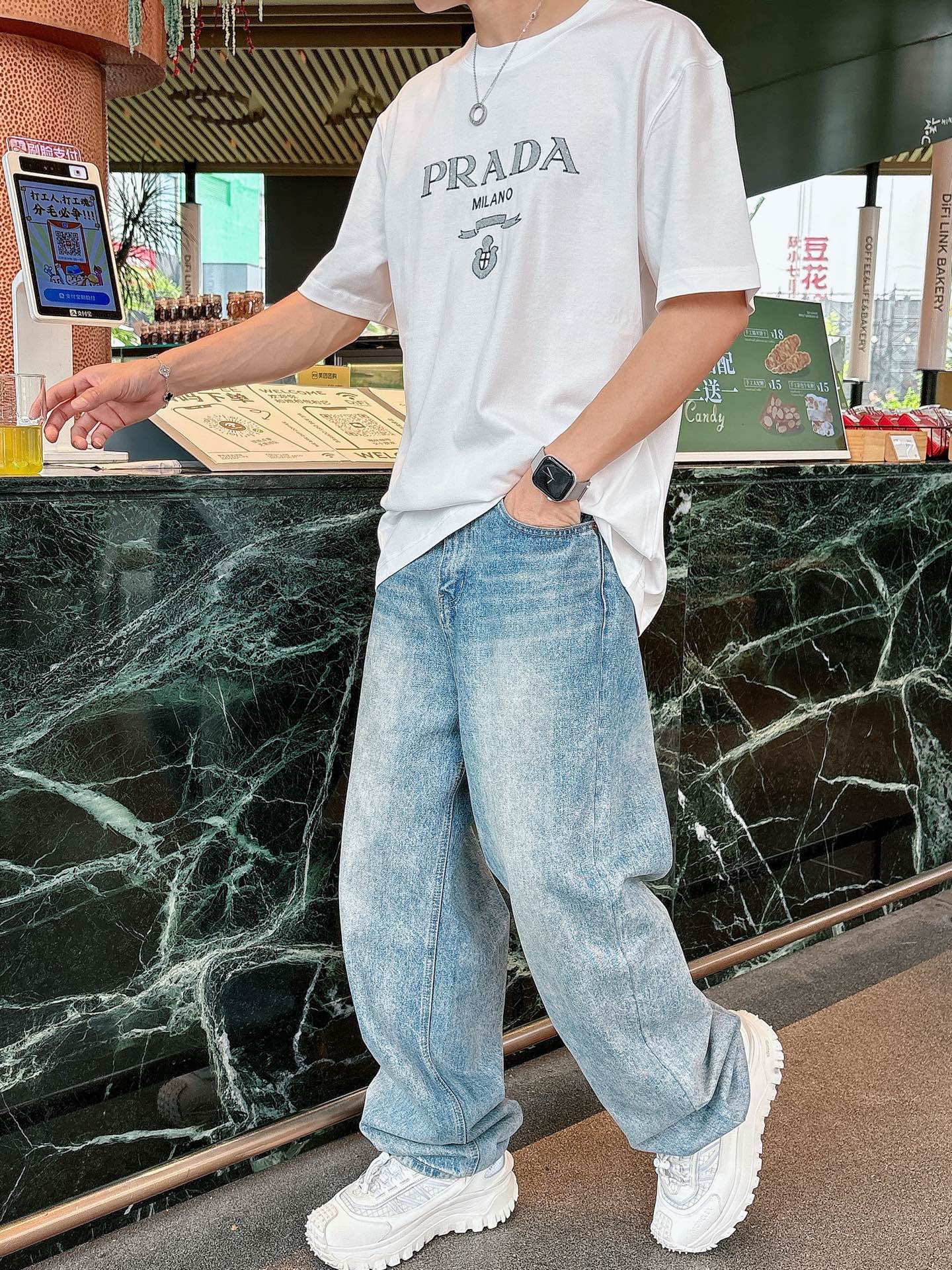  普拉达 2025春夏新款首发专柜最新款短袖圆领T恤 高端订制 设计前卫时尚！品牌logo重工艺设计 高