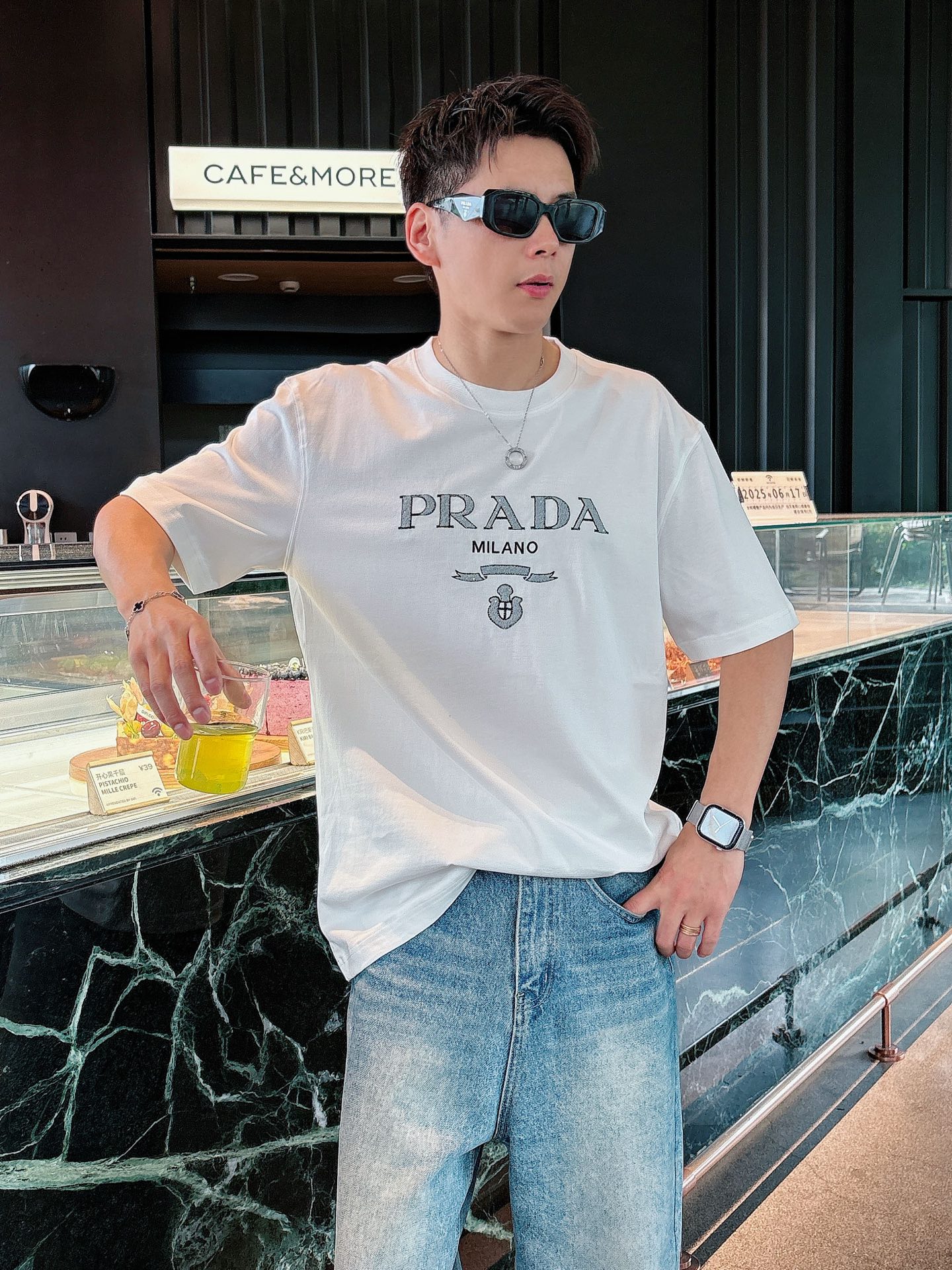  普拉达 2025春夏新款首发专柜最新款短袖圆领T恤 高端订制 设计前卫时尚！品牌logo重工艺设计 高
