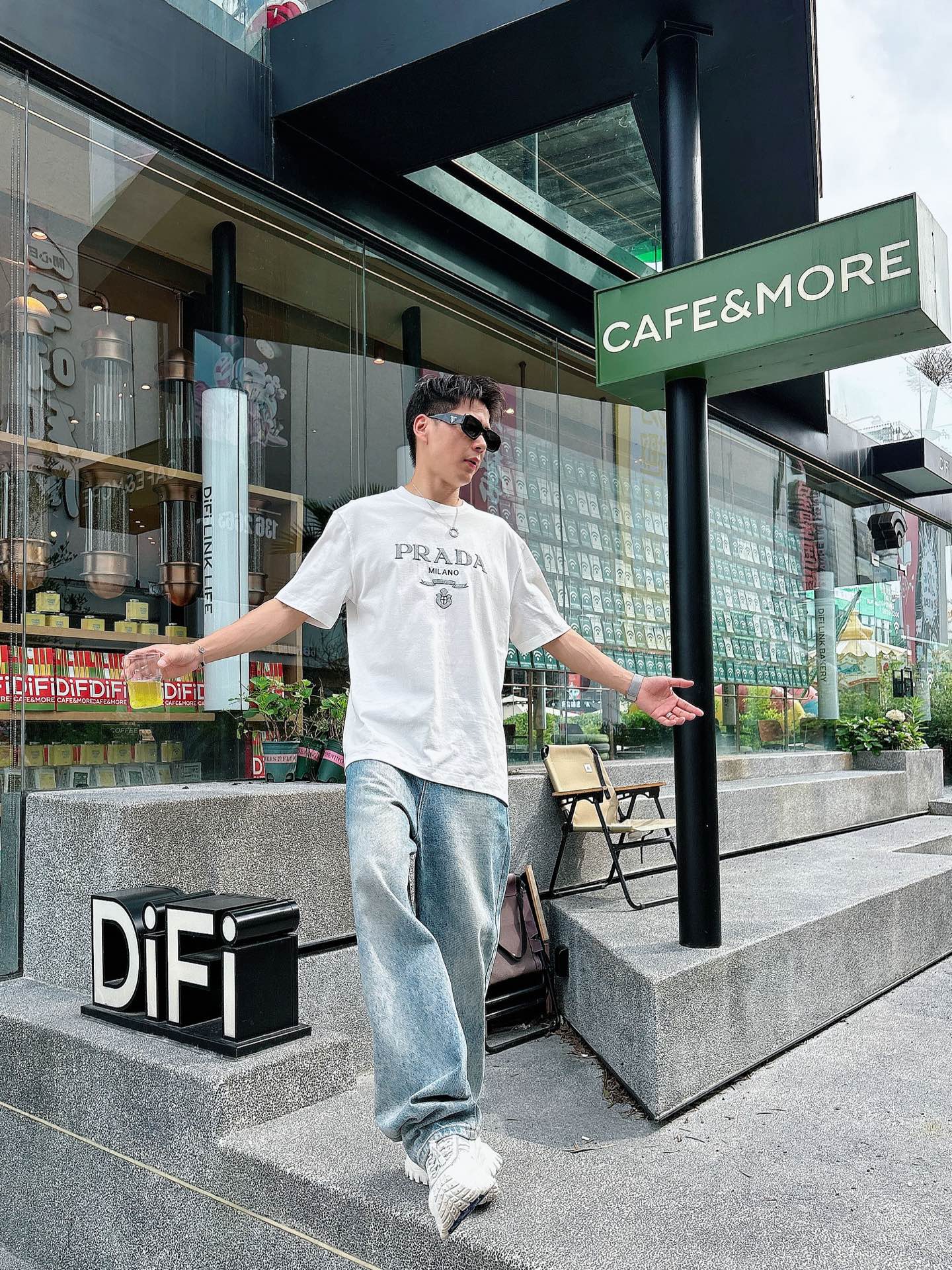  普拉达 2025春夏新款首发专柜最新款短袖圆领T恤 高端订制 设计前卫时尚！品牌logo重工艺设计 高