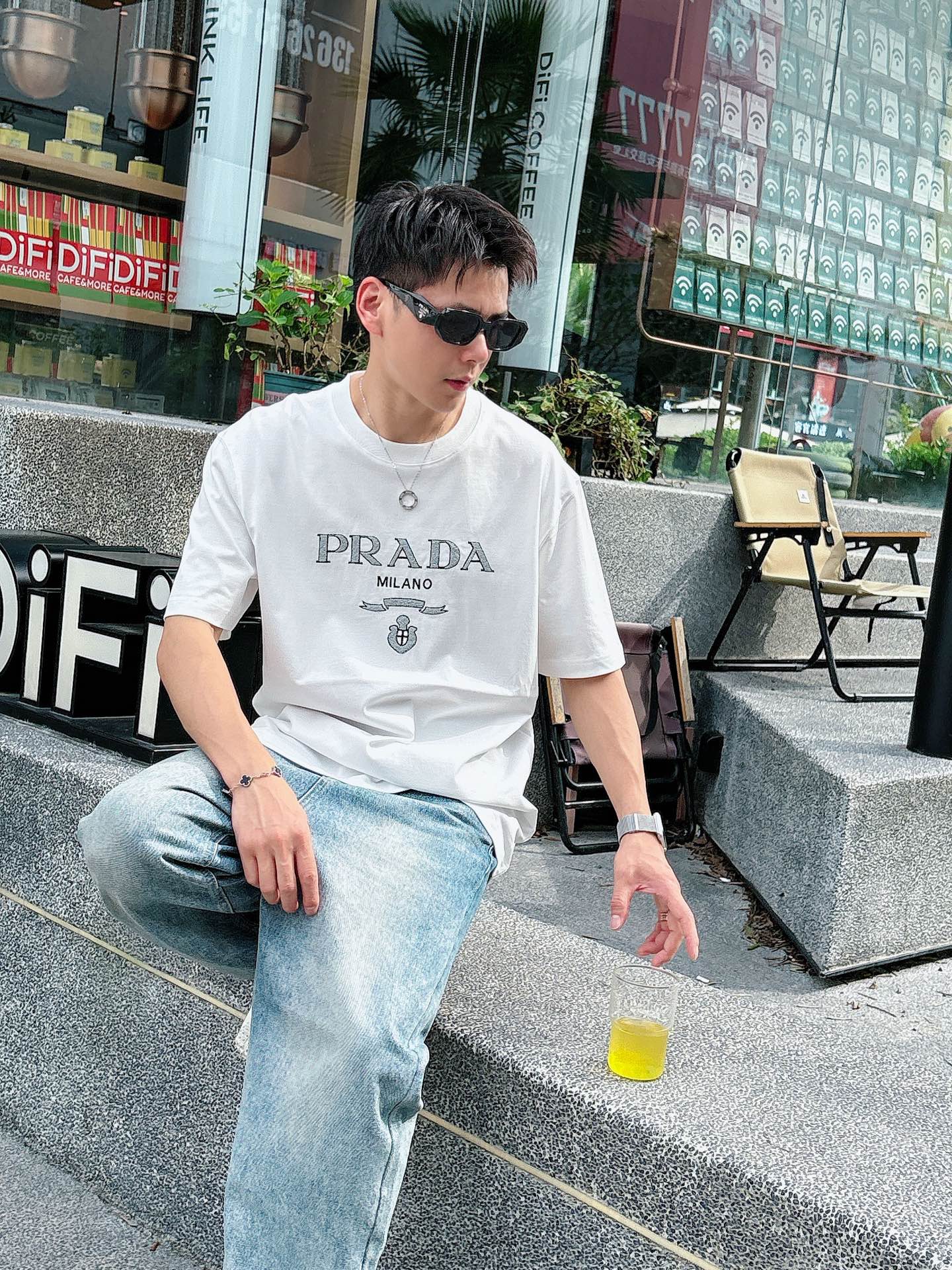  普拉达 2025春夏新款首发专柜最新款短袖圆领T恤 高端订制 设计前卫时尚！品牌logo重工艺设计 高