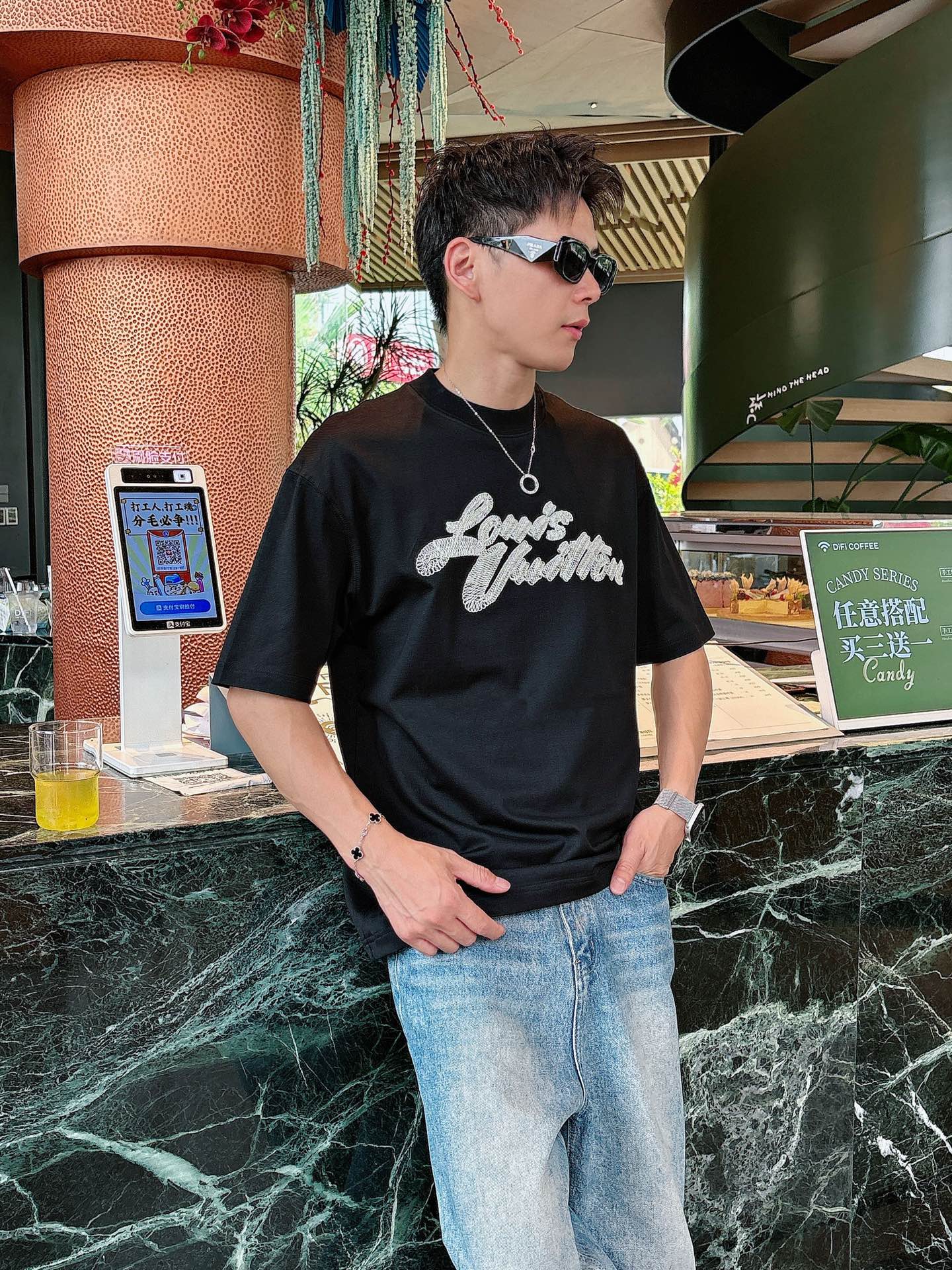  Lv 2025春夏新款首发专柜最新款短袖圆领T恤 高端订制 设计前卫时尚！品牌logo重工艺设计 高端