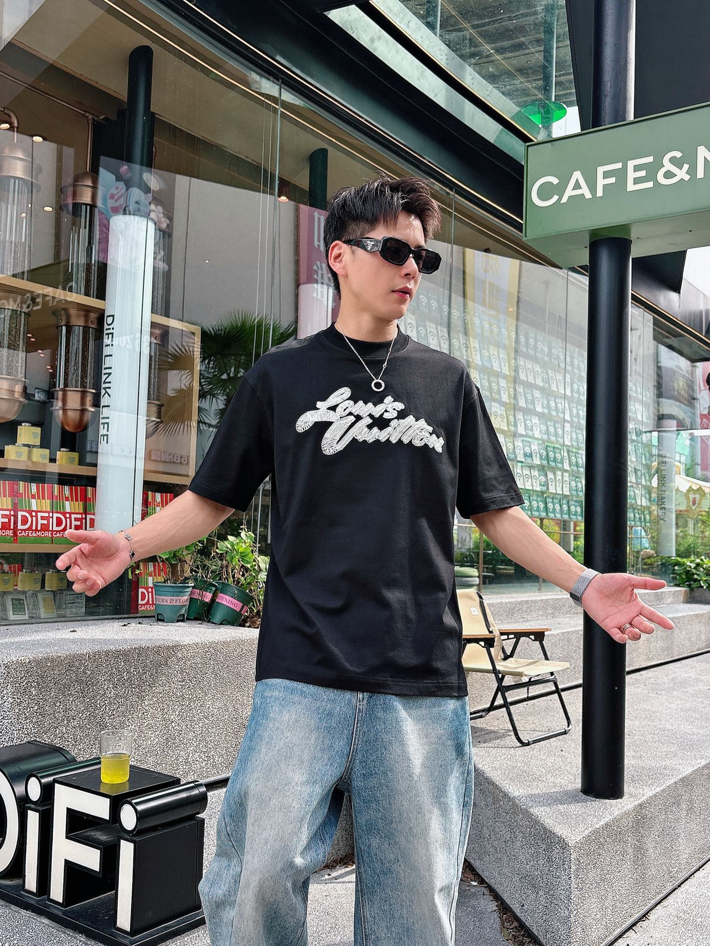  Lv 2025春夏新款首发专柜最新款短袖圆领T恤 高端订制 设计前卫时尚！品牌logo重工艺设计 高端