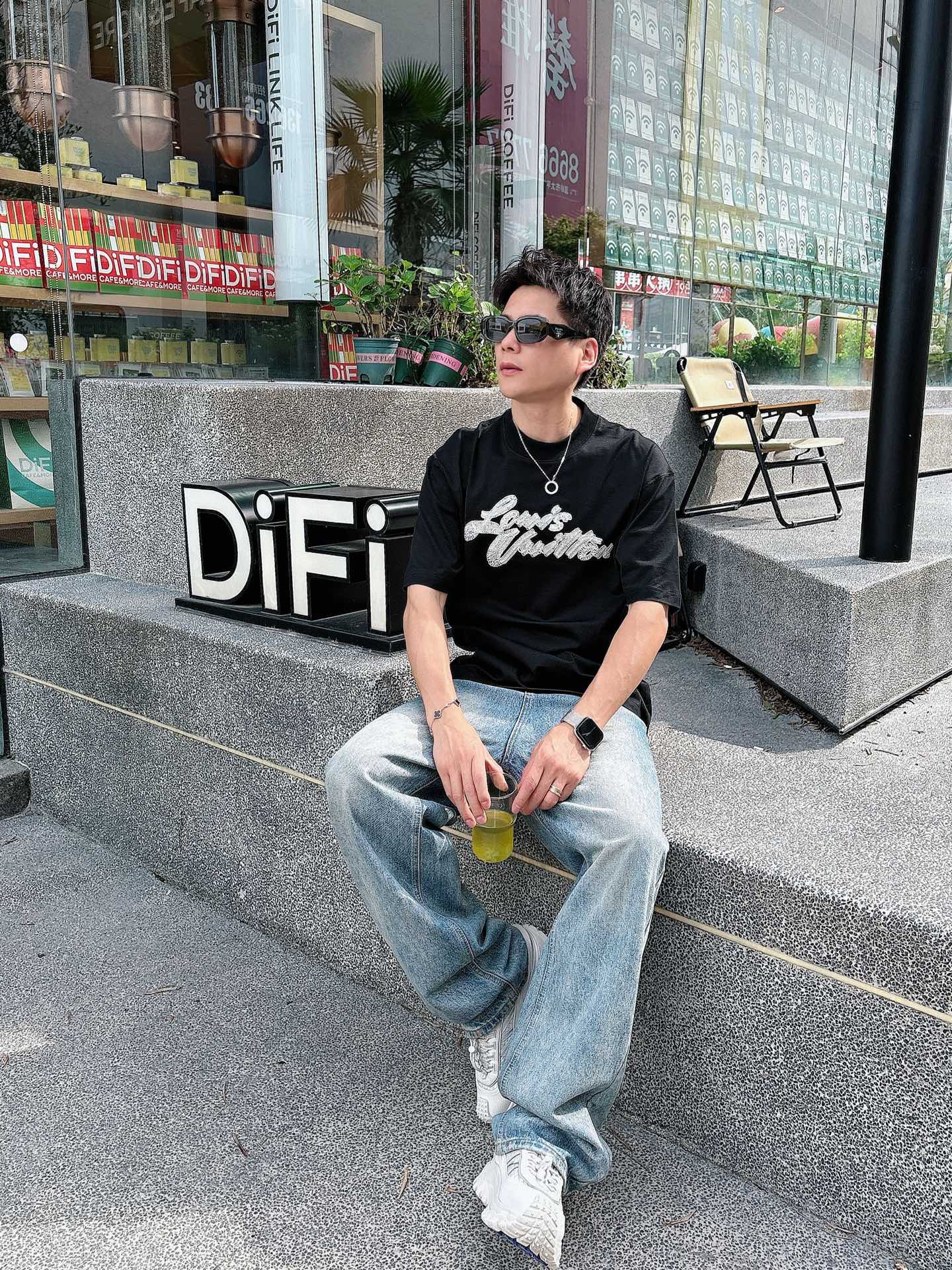  Lv 2025春夏新款首发专柜最新款短袖圆领T恤 高端订制 设计前卫时尚！品牌logo重工艺设计 高端