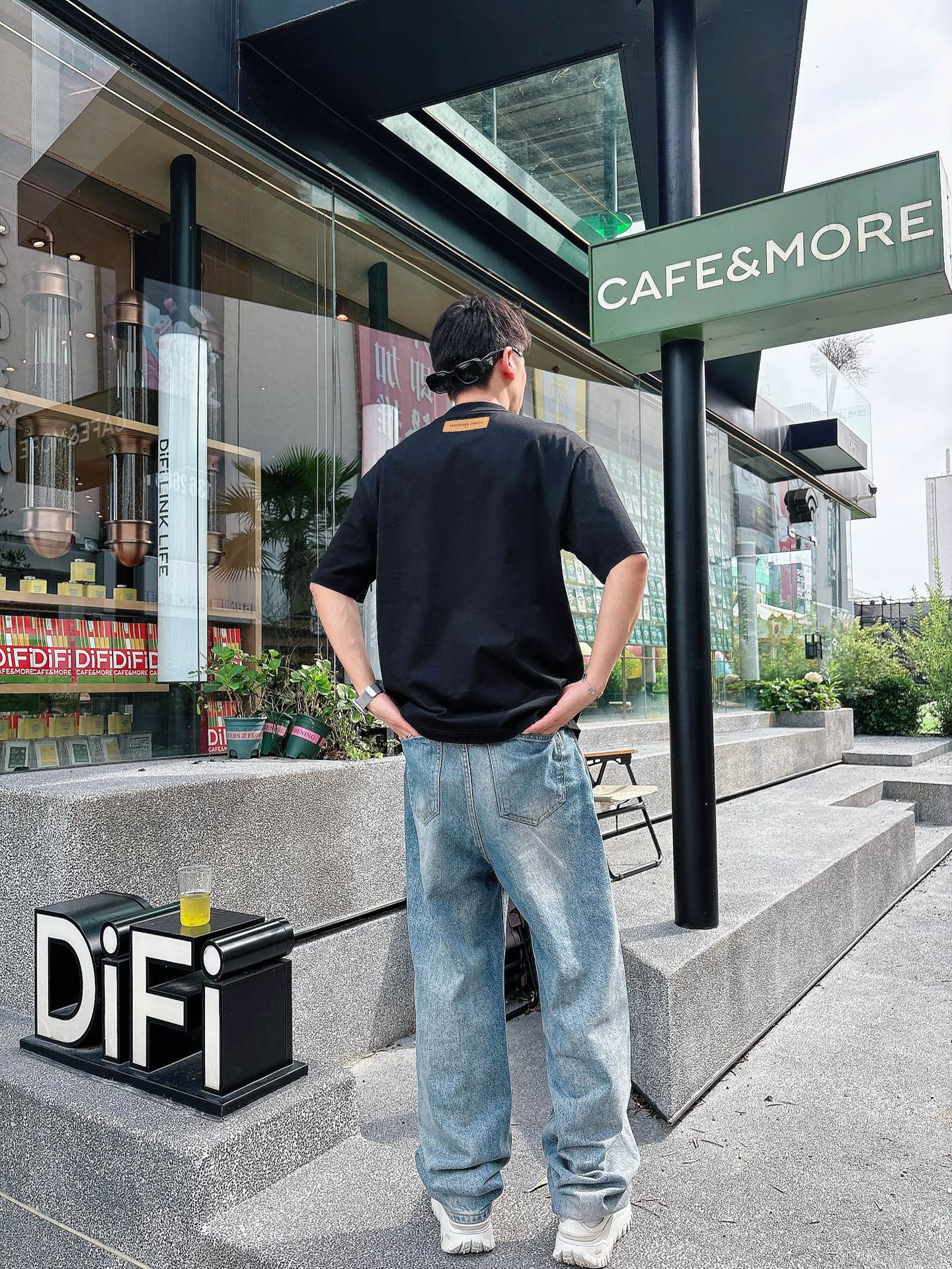  Lv 2025春夏新款首发专柜最新款短袖圆领T恤 高端订制 设计前卫时尚！品牌logo重工艺设计 高端