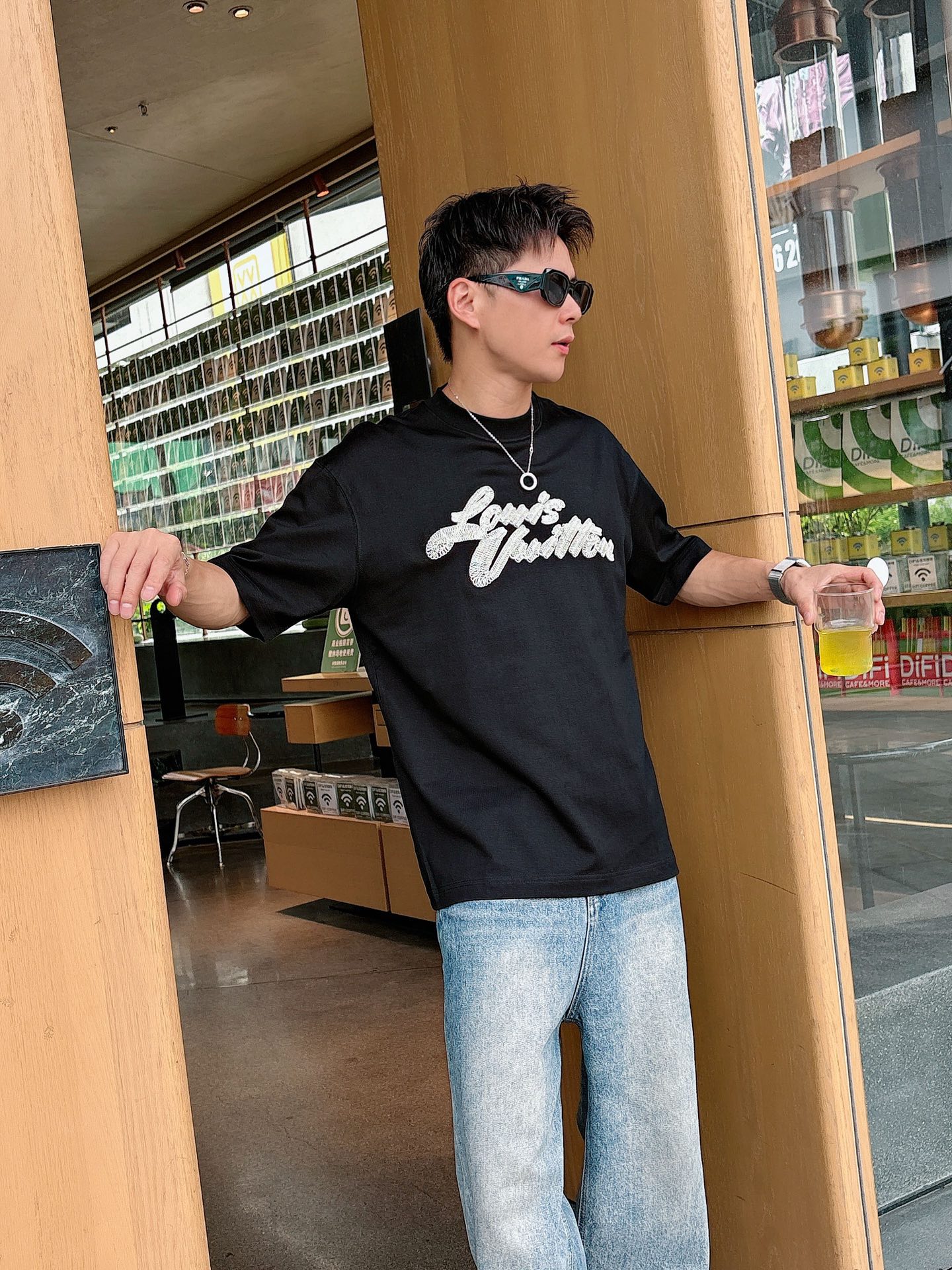  Lv 2025春夏新款首发专柜最新款短袖圆领T恤 高端订制 设计前卫时尚！品牌logo重工艺设计 高端