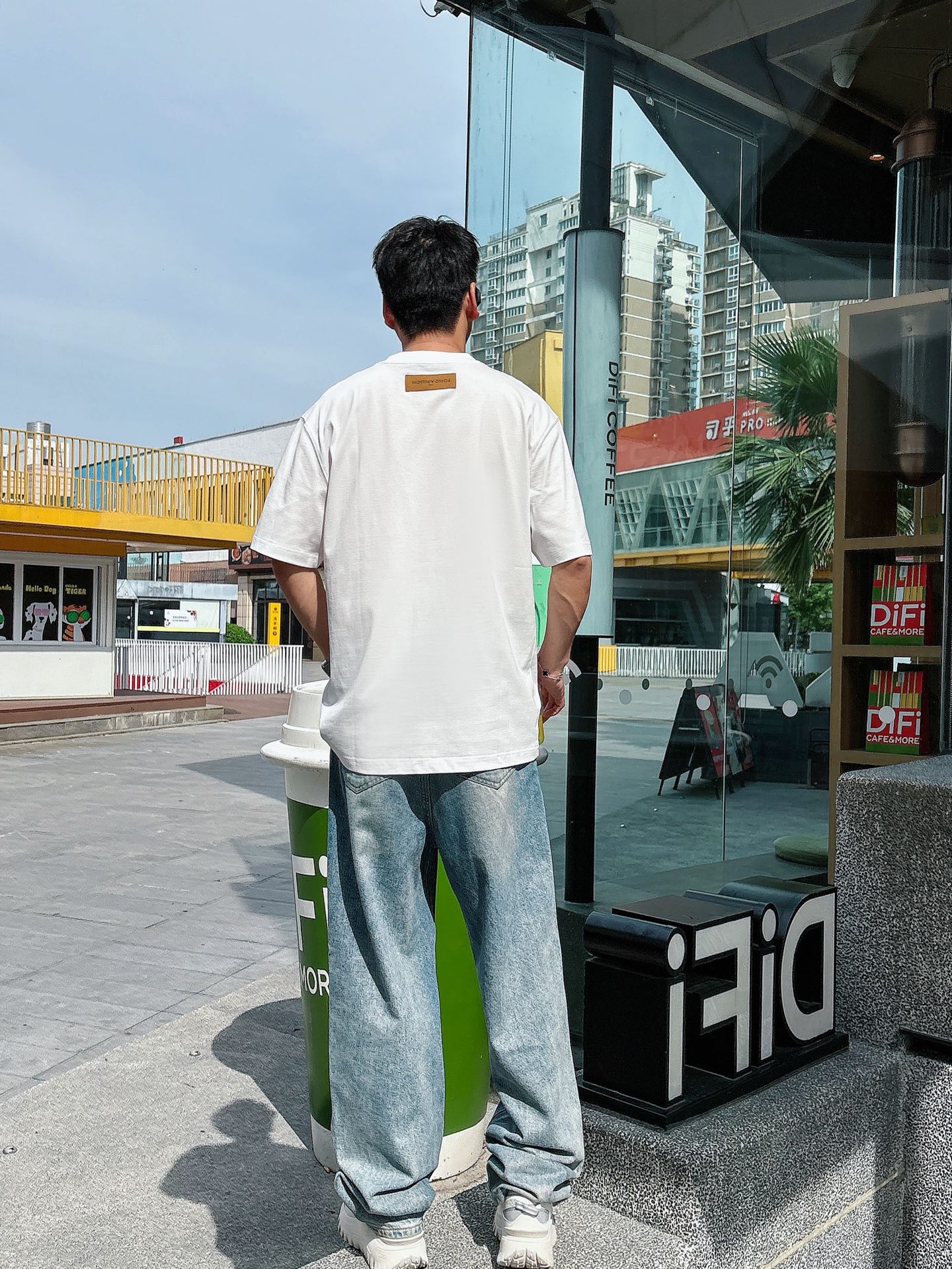  Lv 2025春夏新款首发专柜最新款短袖圆领T恤 高端订制 设计前卫时尚！品牌logo重工艺设计 高端