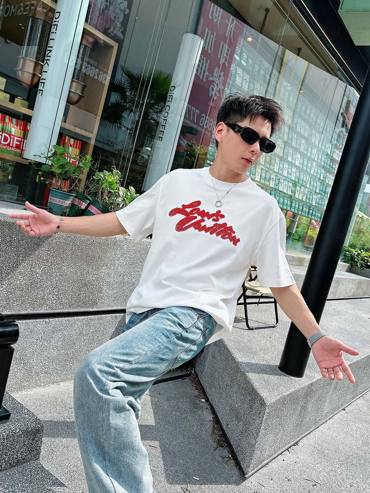  Lv 2025春夏新款首发专柜最新款短袖圆领T恤 高端订制 设计前卫时尚！品牌logo重工艺设计 高端