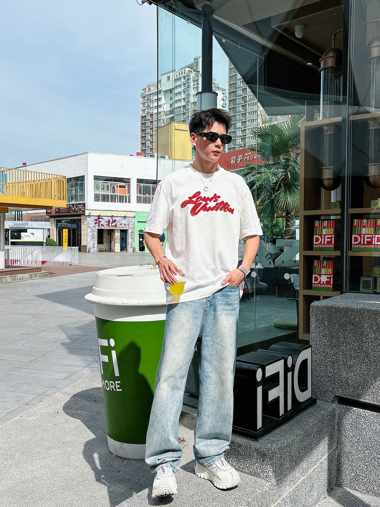  Lv 2025春夏新款首发专柜最新款短袖圆领T恤 高端订制 设计前卫时尚！品牌logo重工艺设计 高端