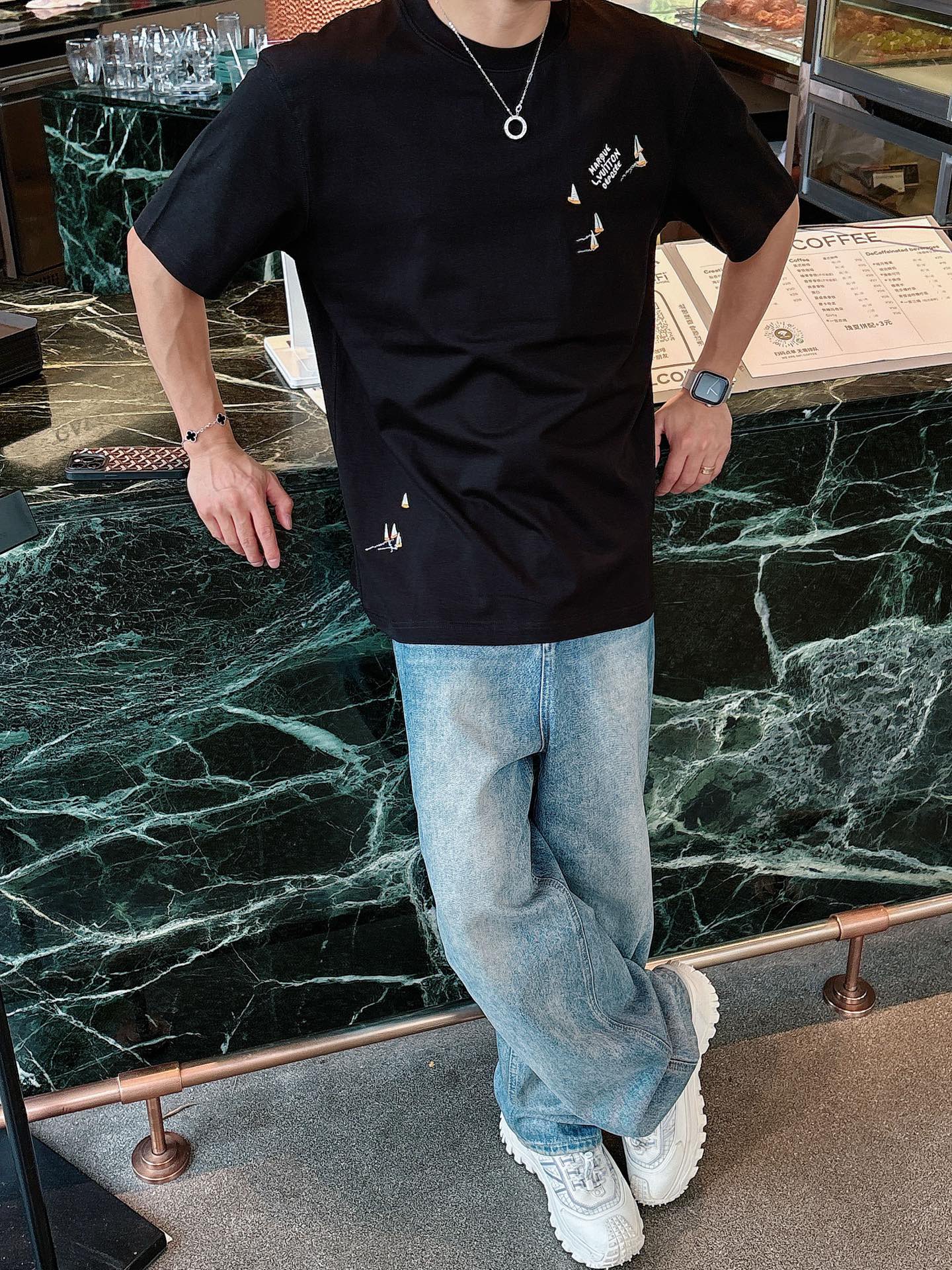  Lv 2025春夏新款首发专柜最新款短袖圆领T恤 高端订制 设计前卫时尚！品牌logo重工艺设计 高端