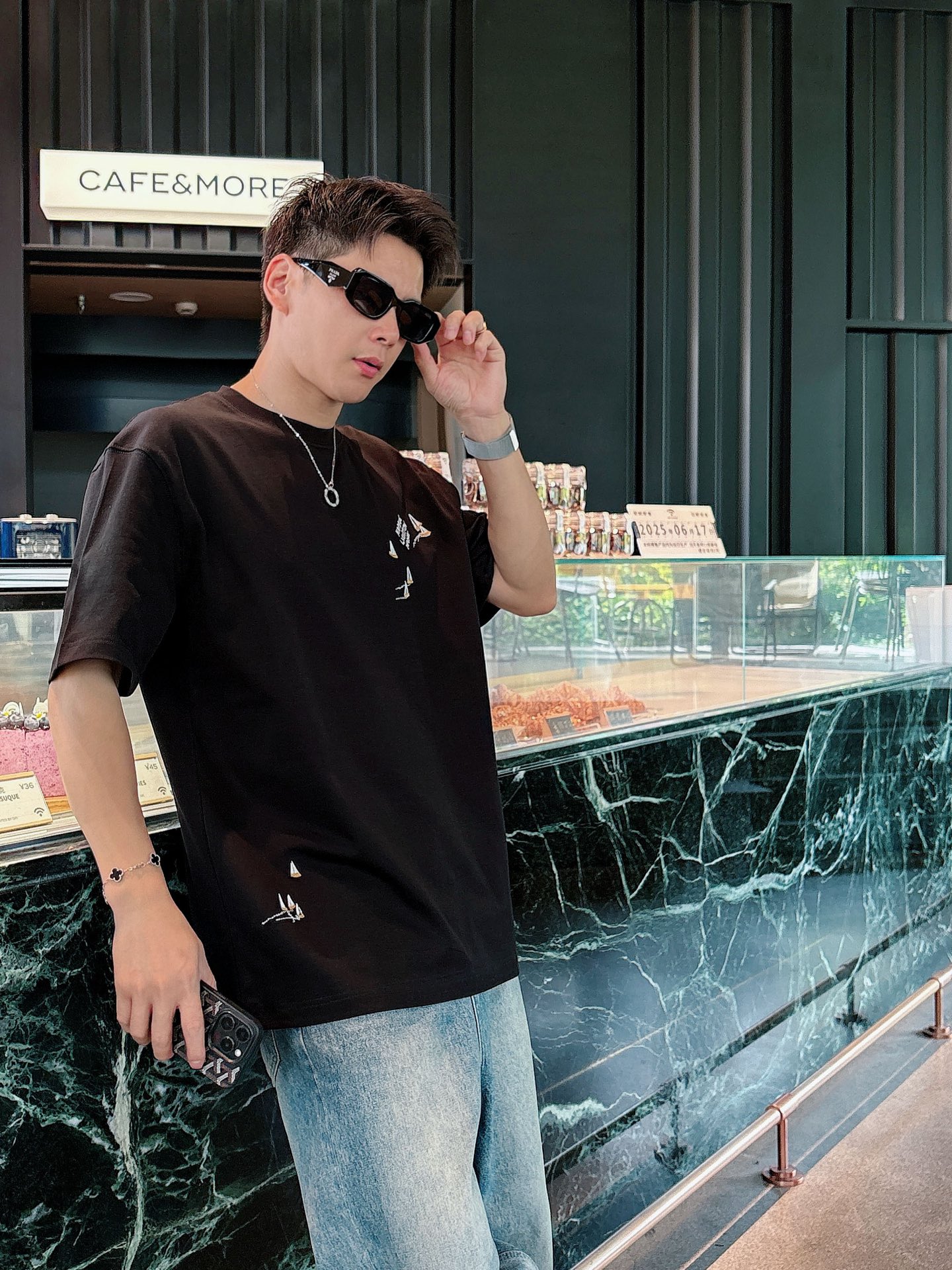  Lv 2025春夏新款首发专柜最新款短袖圆领T恤 高端订制 设计前卫时尚！品牌logo重工艺设计 高端