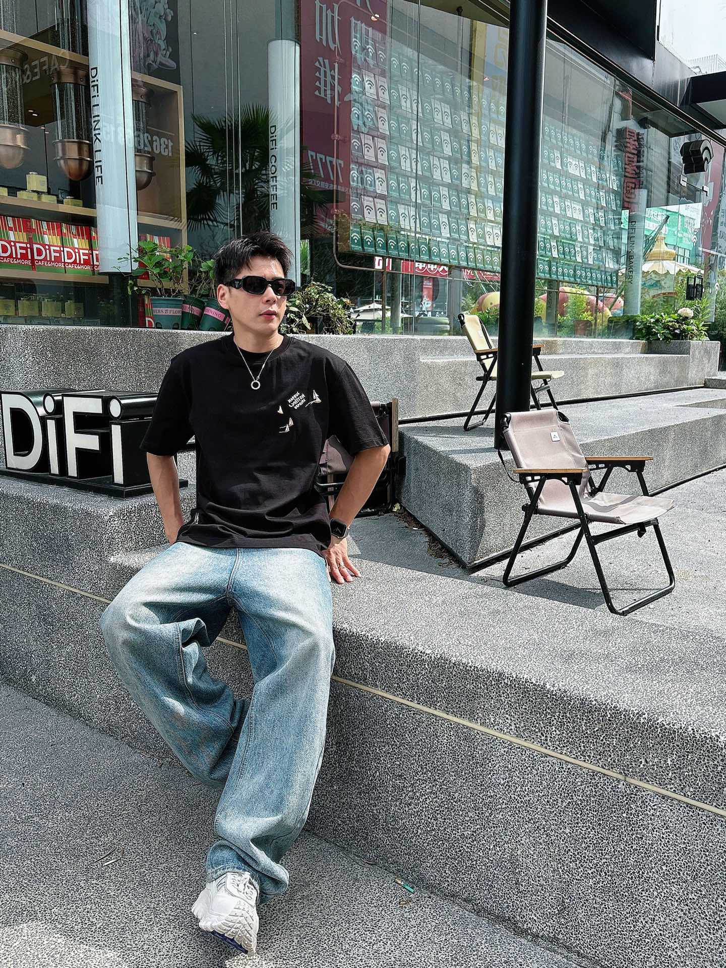  Lv 2025春夏新款首发专柜最新款短袖圆领T恤 高端订制 设计前卫时尚！品牌logo重工艺设计 高端