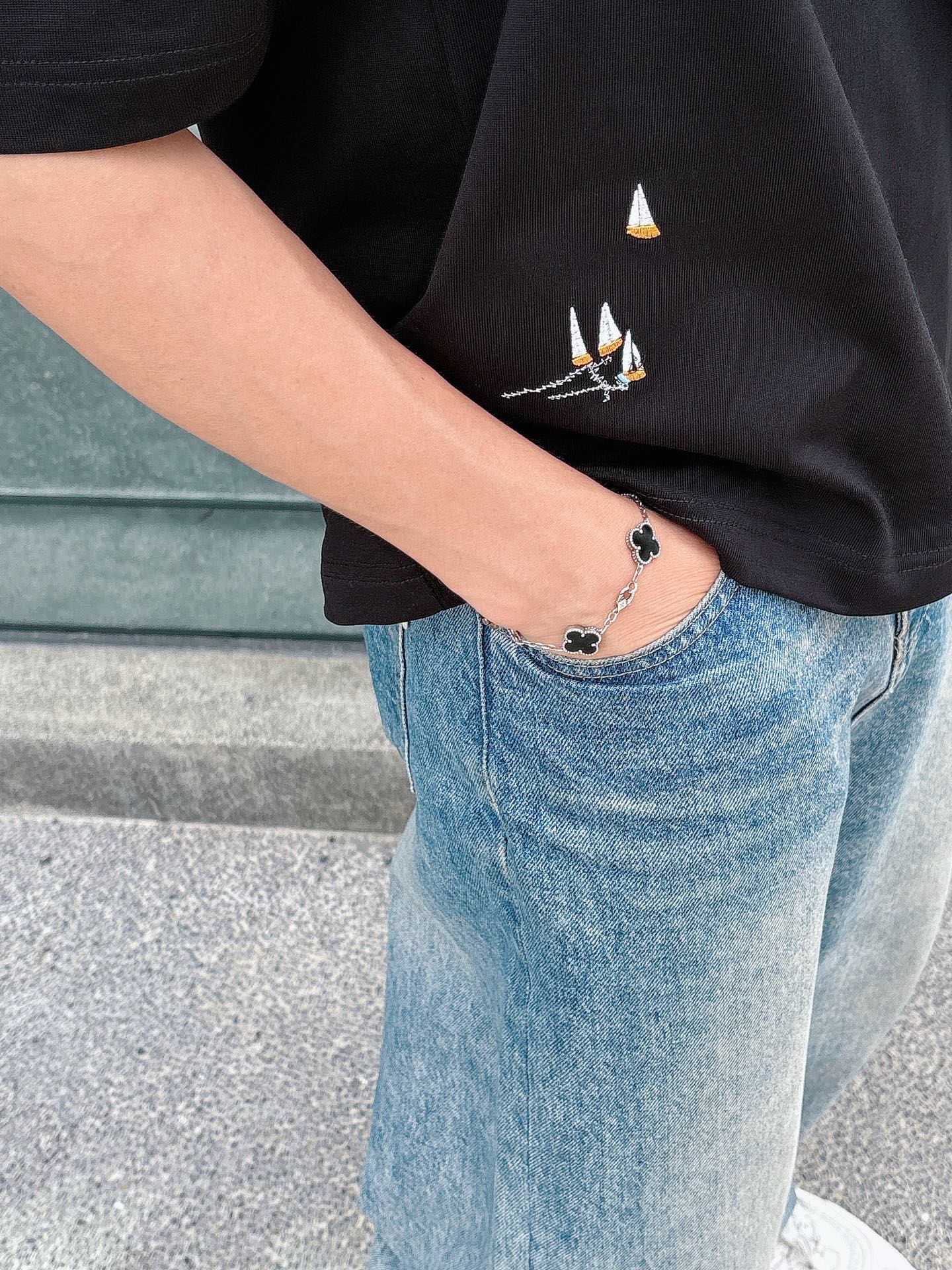  Lv 2025春夏新款首发专柜最新款短袖圆领T恤 高端订制 设计前卫时尚！品牌logo重工艺设计 高端