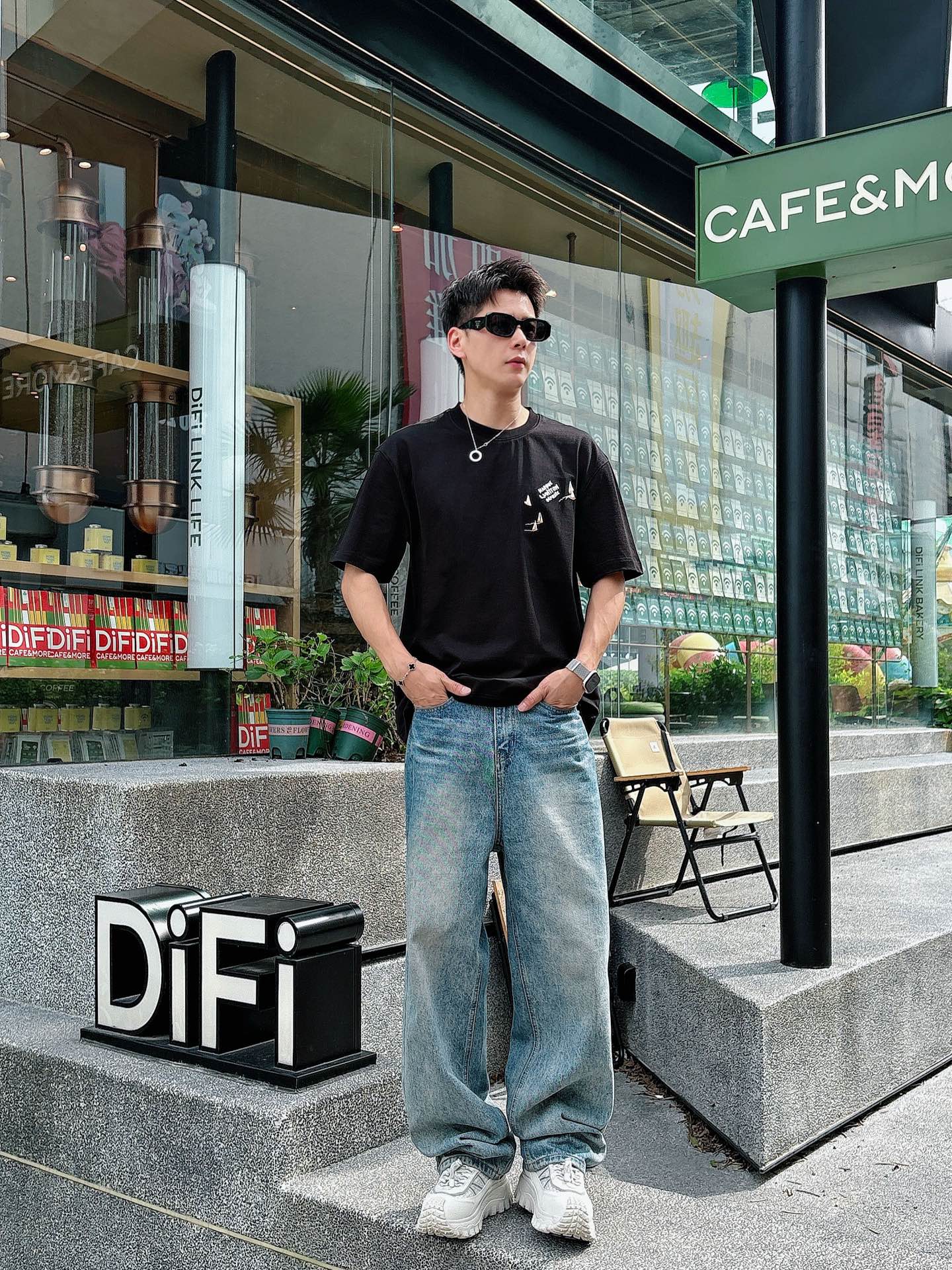  Lv 2025春夏新款首发专柜最新款短袖圆领T恤 高端订制 设计前卫时尚！品牌logo重工艺设计 高端