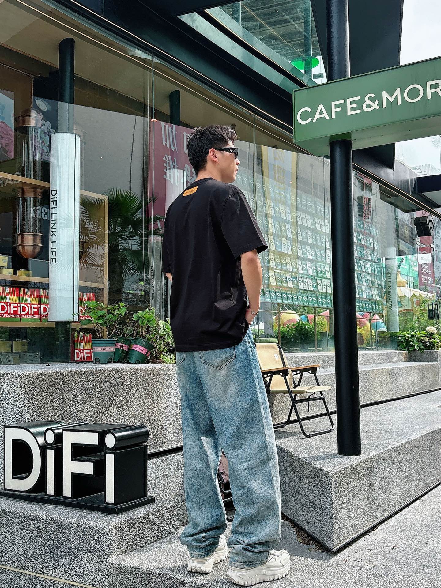  Lv 2025春夏新款首发专柜最新款短袖圆领T恤 高端订制 设计前卫时尚！品牌logo重工艺设计 高端