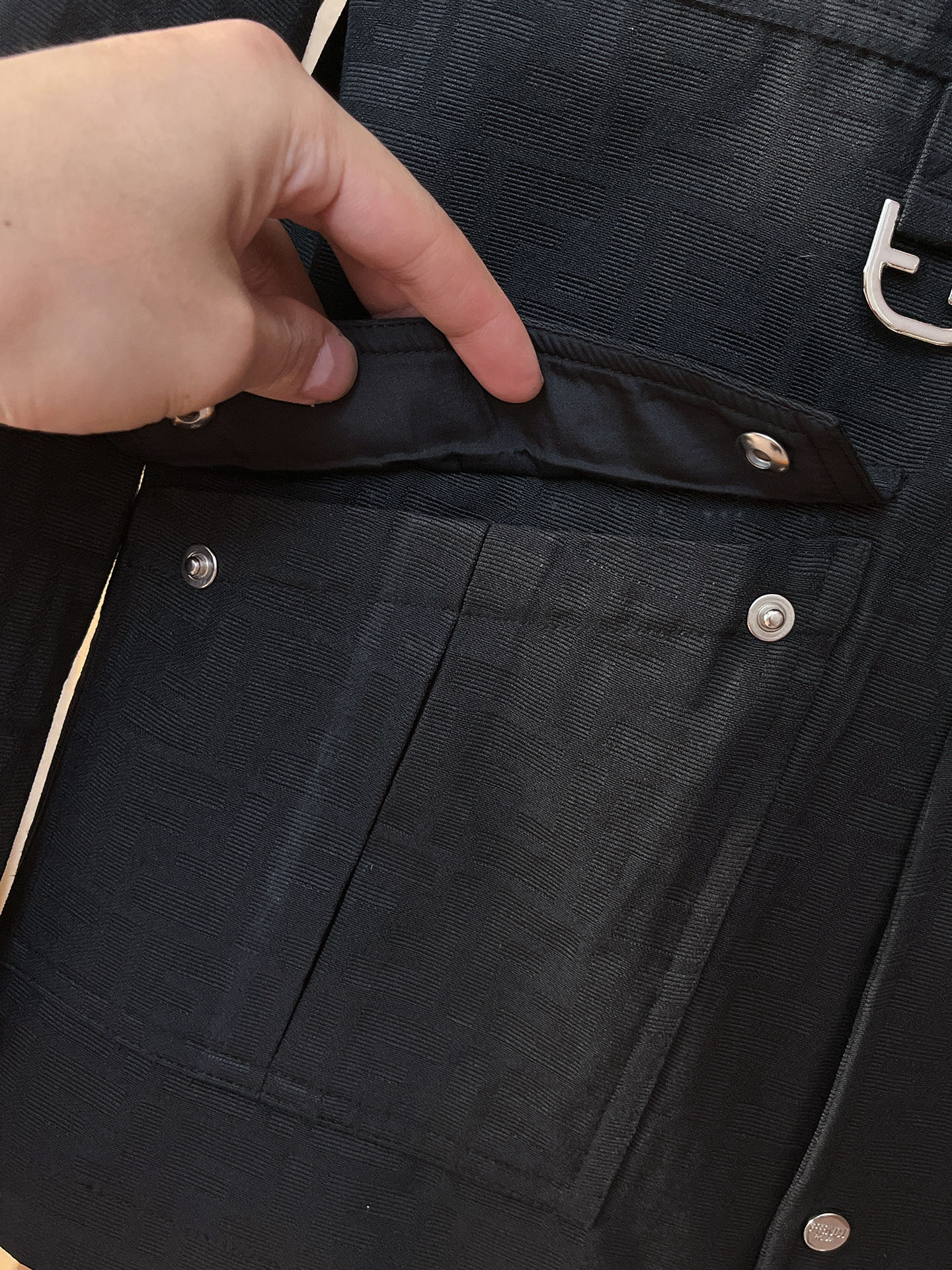 上新 。芬迪官网同款，三标齐全！2025新款男士夹克外套，时尚休闲高端版本！专柜定制面料 透气舒适度高，