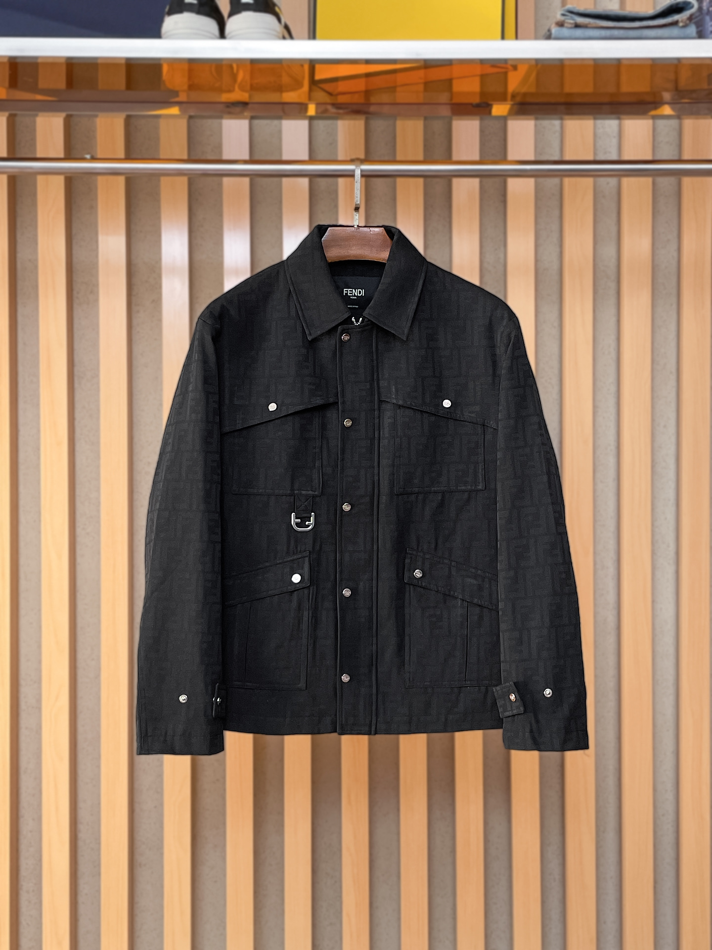 上新 。芬迪官网同款，三标齐全！2025新款男士夹克外套，时尚休闲高端版本！专柜定制面料 透气舒适度高，