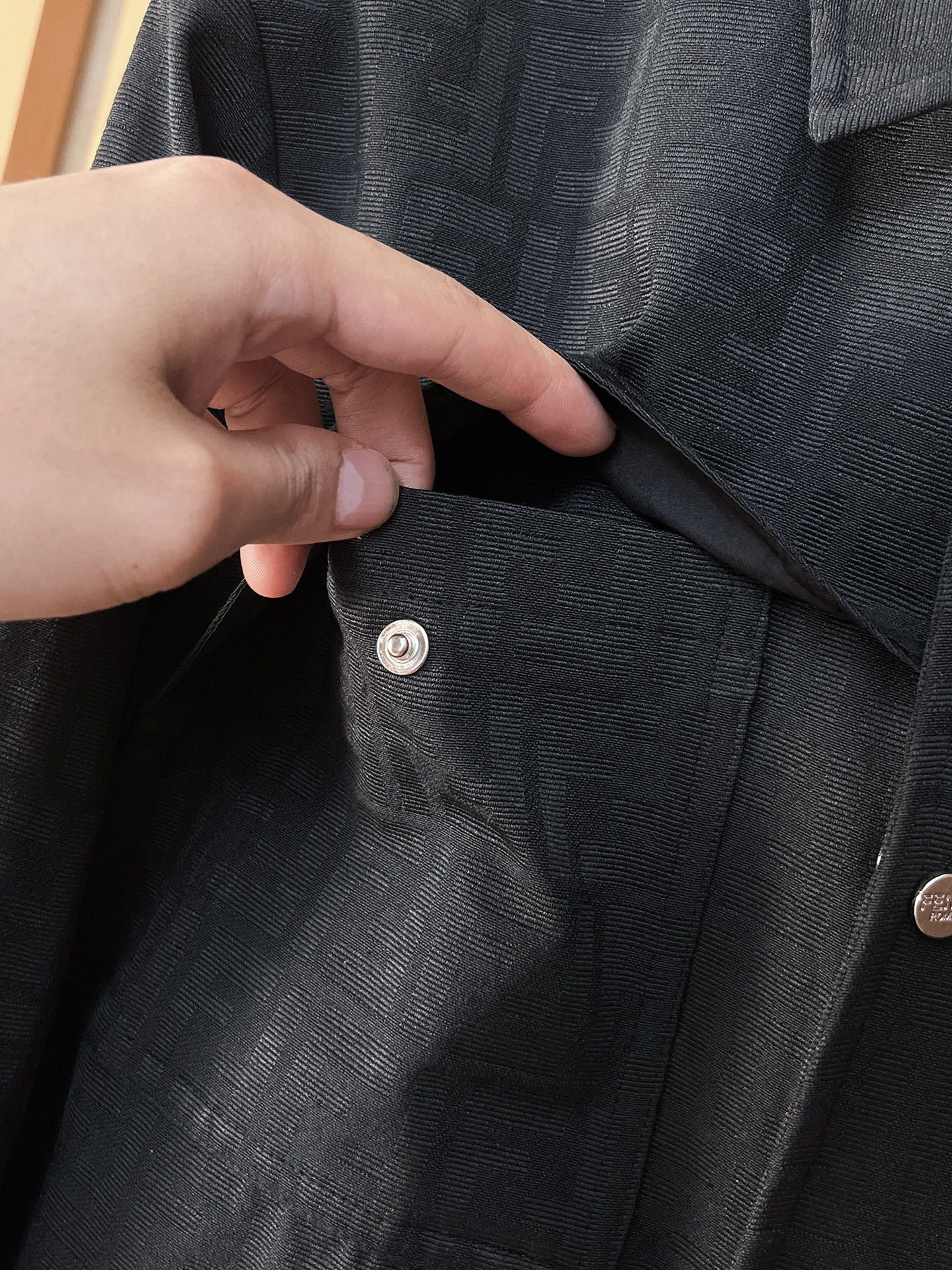 上新 。芬迪官网同款，三标齐全！2025新款男士夹克外套，时尚休闲高端版本！专柜定制面料 透气舒适度高，