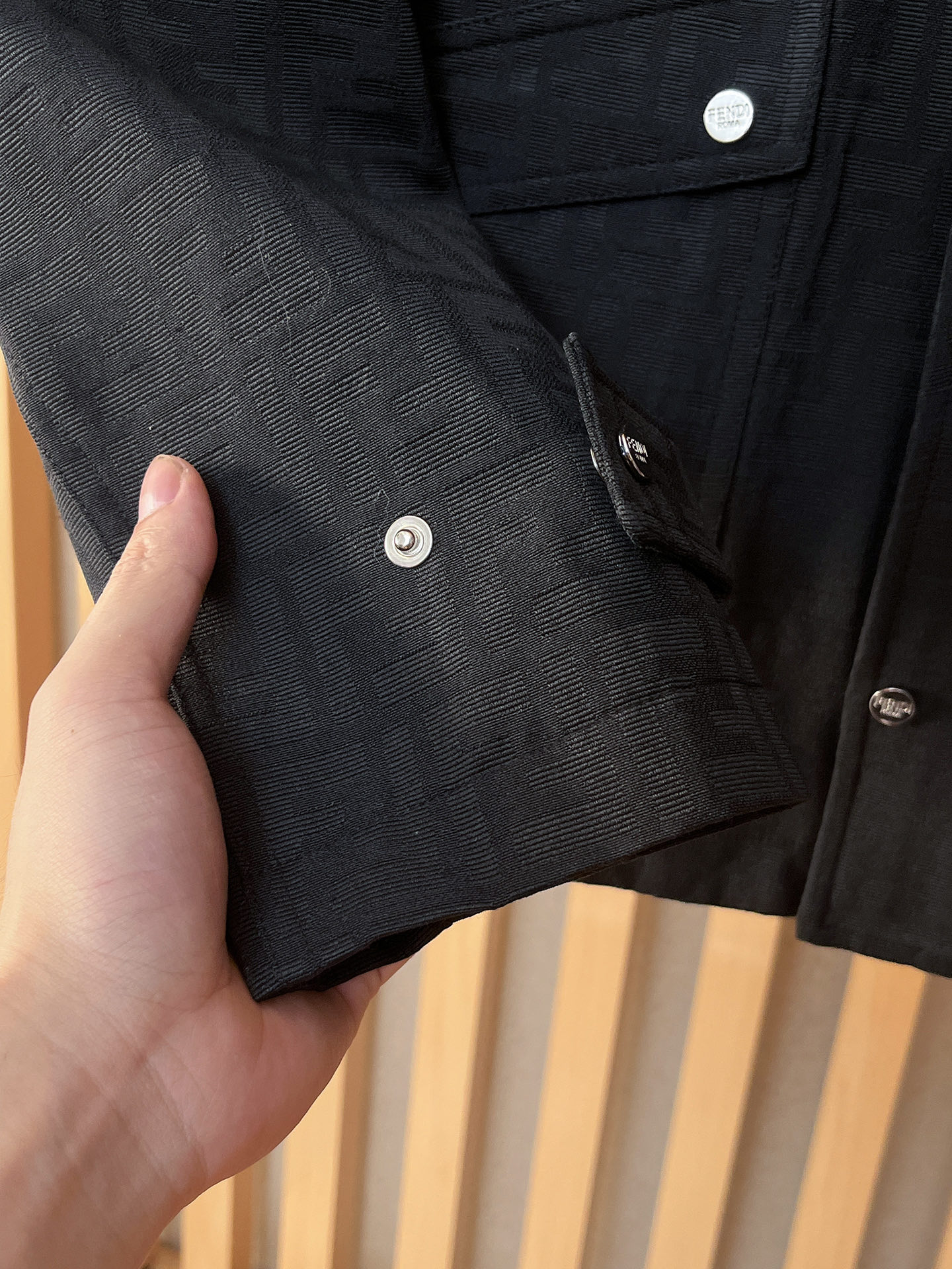 上新 。芬迪官网同款，三标齐全！2025新款男士夹克外套，时尚休闲高端版本！专柜定制面料 透气舒适度高，