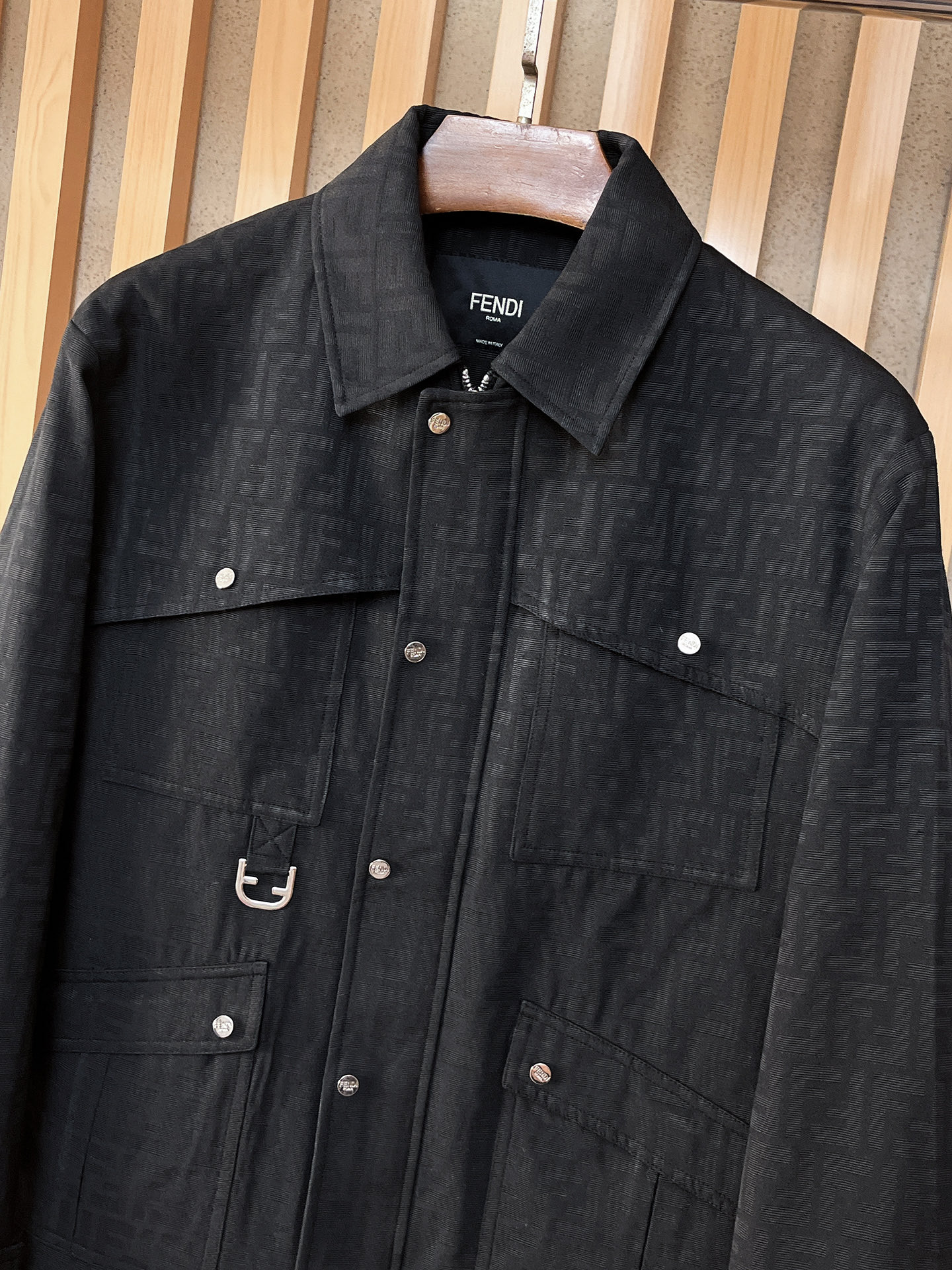 上新 。芬迪官网同款，三标齐全！2025新款男士夹克外套，时尚休闲高端版本！专柜定制面料 透气舒适度高，