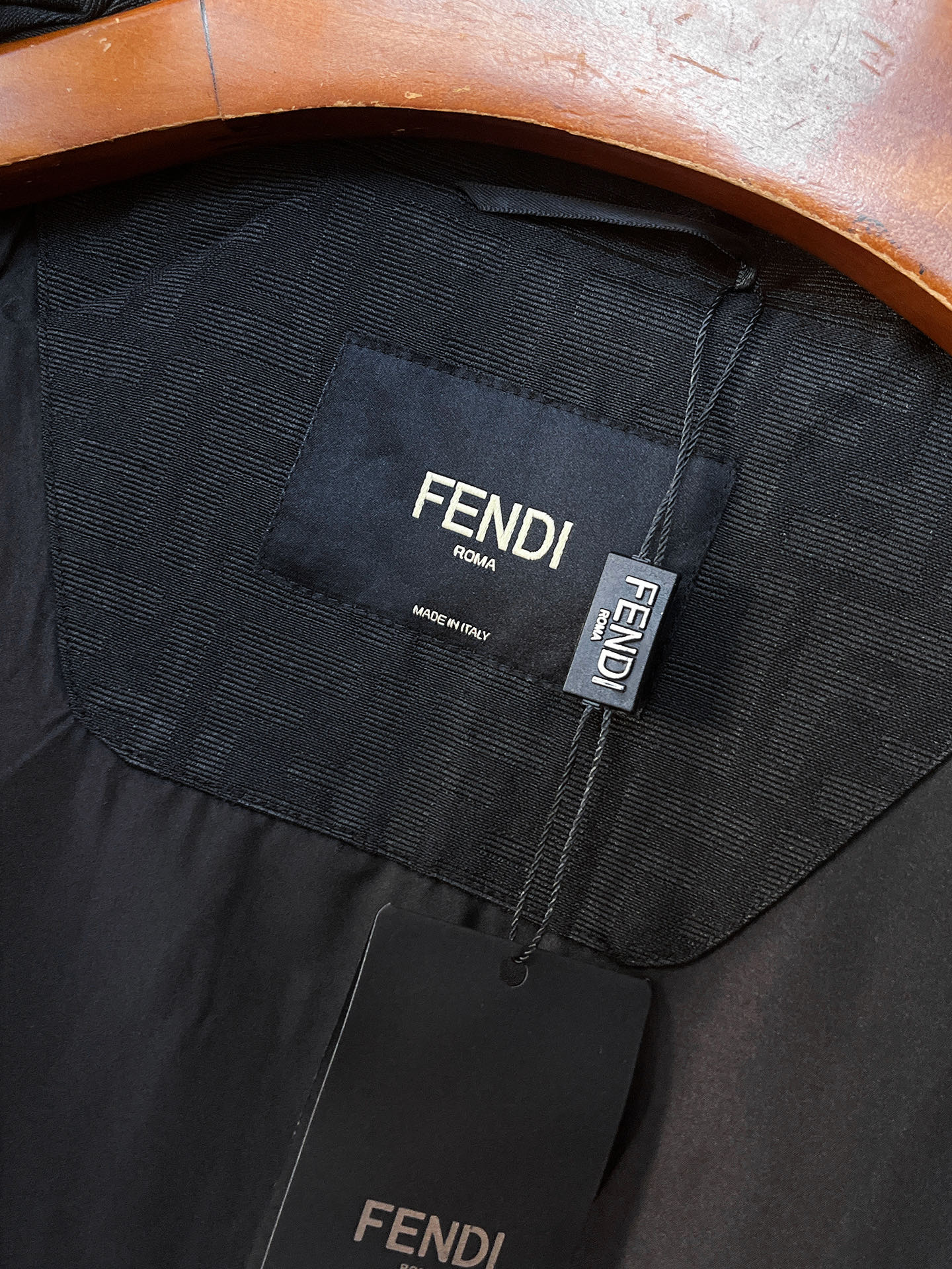 上新 。芬迪官网同款，三标齐全！2025新款男士夹克外套，时尚休闲高端版本！专柜定制面料 透气舒适度高，