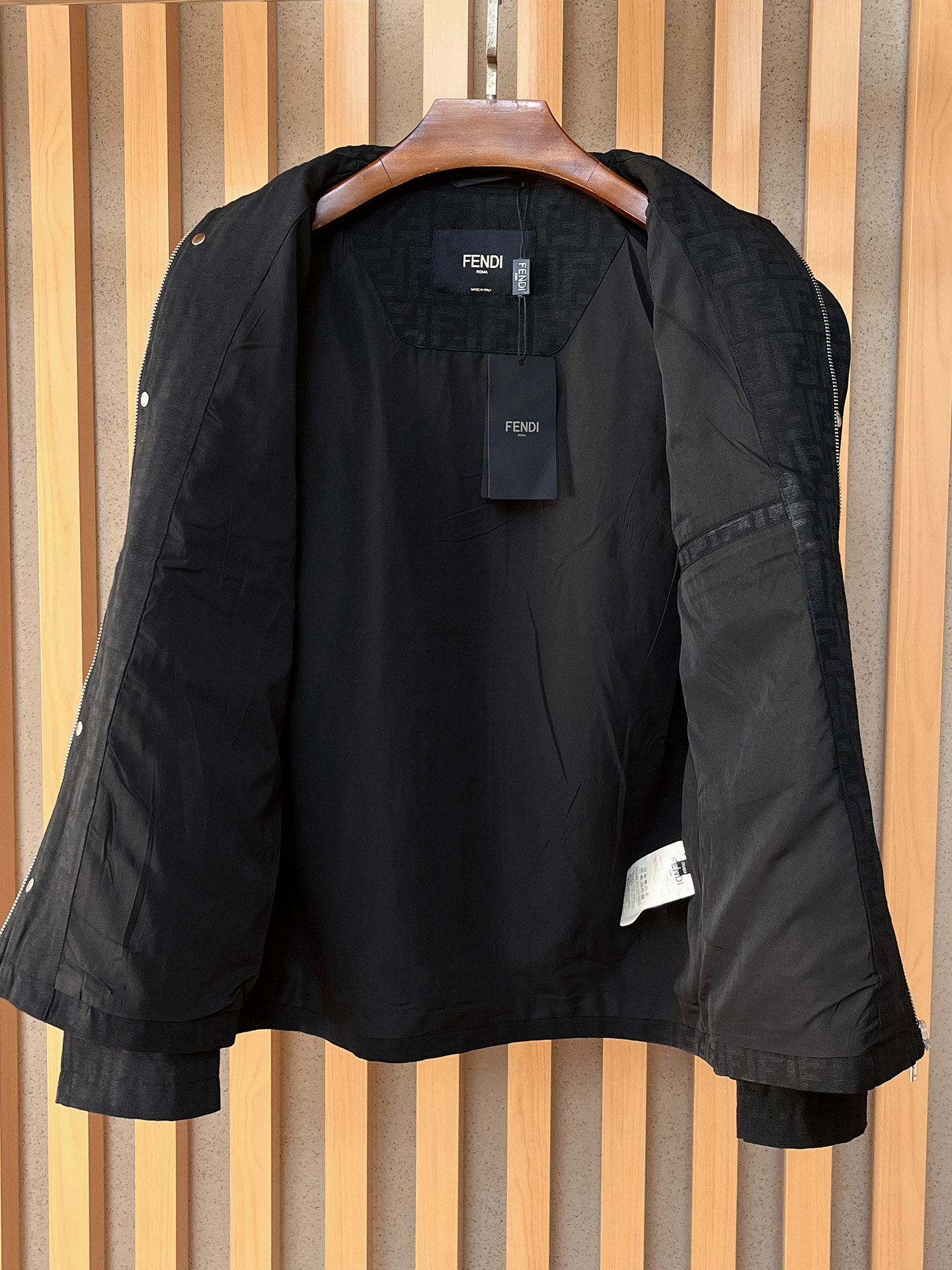 上新 。芬迪官网同款，三标齐全！2025新款男士夹克外套，时尚休闲高端版本！专柜定制面料 透气舒适度高，