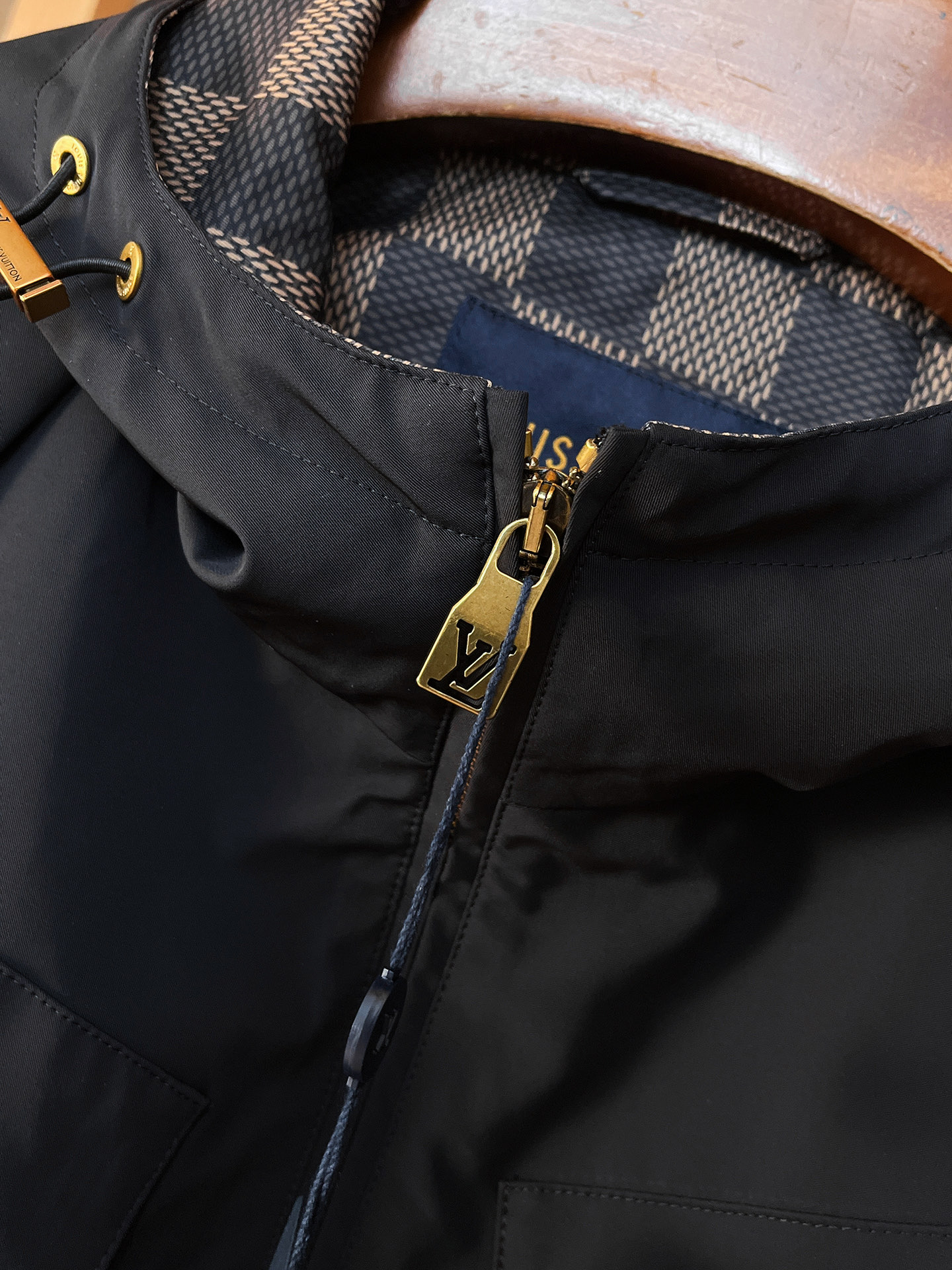 新品。lv新款夹克外套，秀场新品‼品相非常完美，舒适保暖，三标齐全色泽饱满诱人，非常出彩的设计，轻松将时